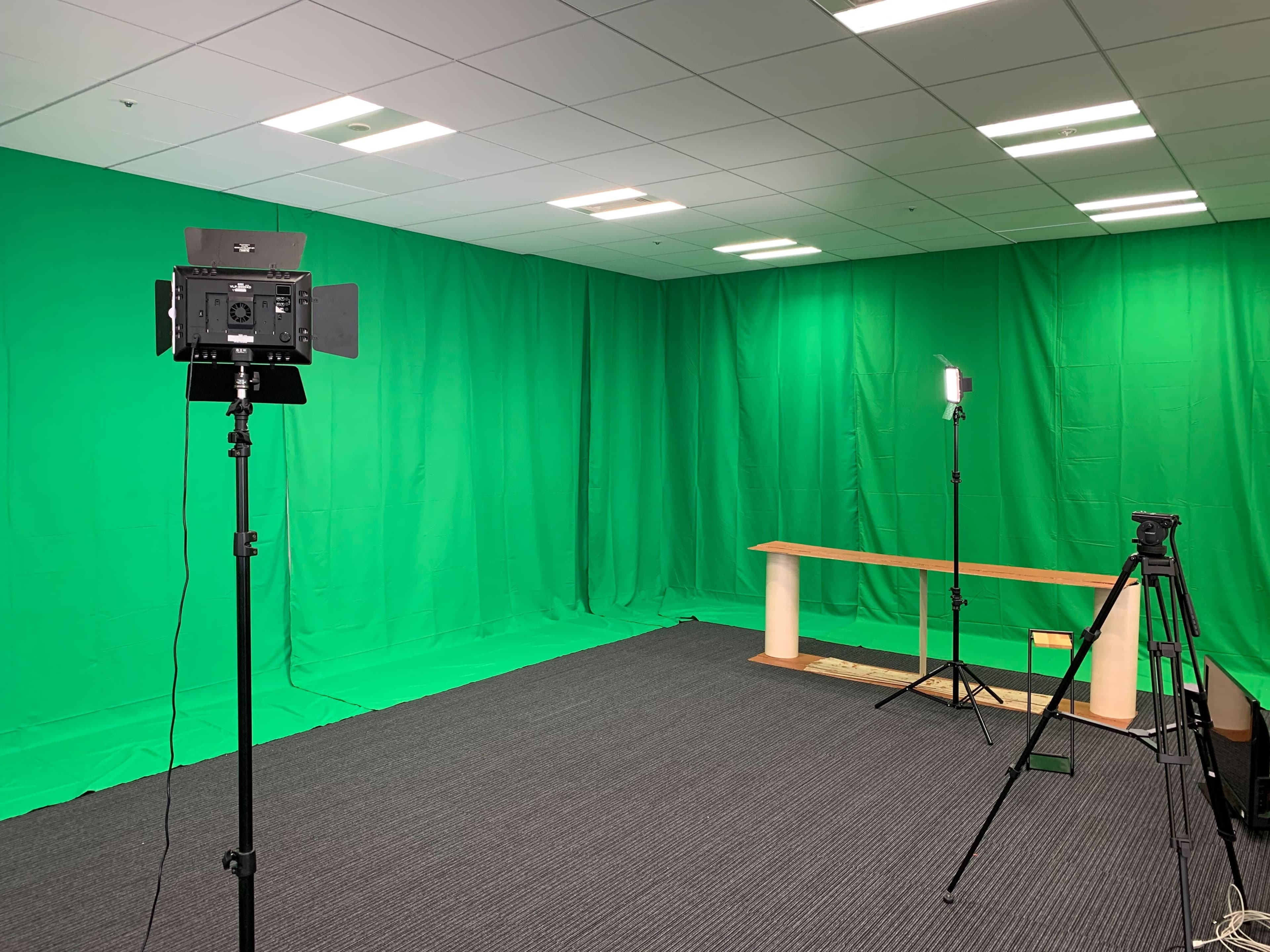 部屋の電気をつけるとこんな感じです。