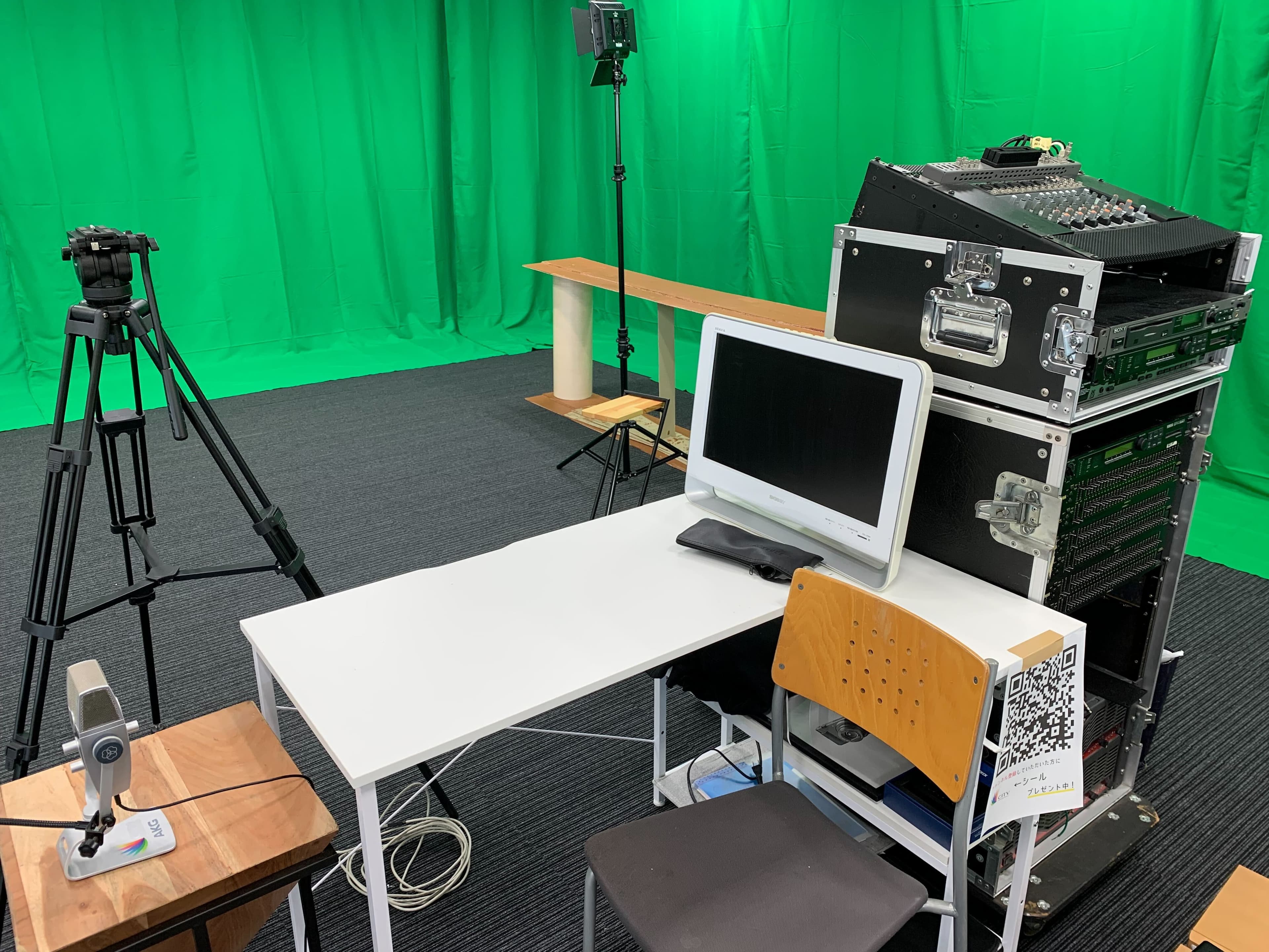 1人座れる机があります。ディレクターさん用にどうぞ。