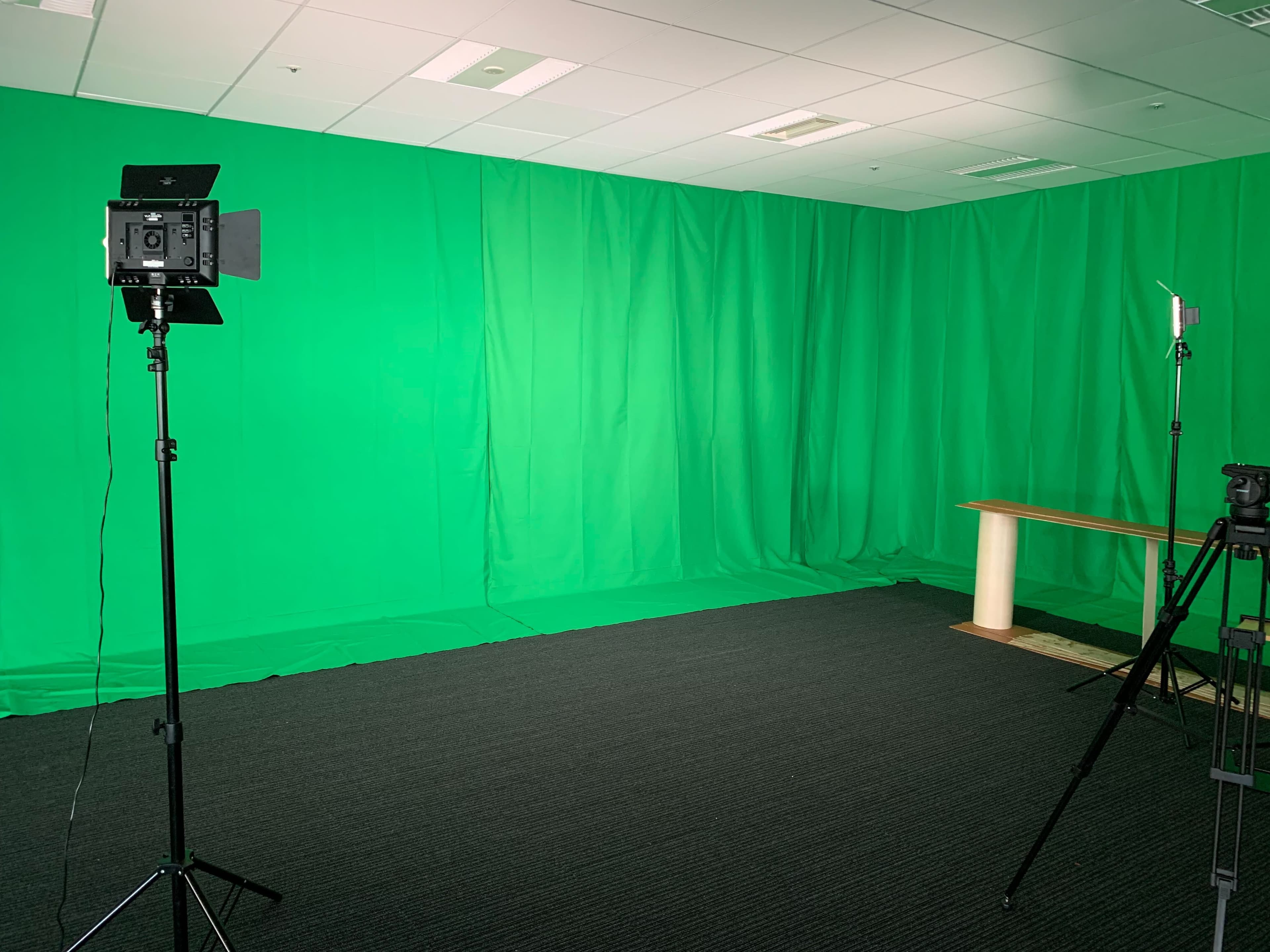 このようにグリーンバックを設置しています。写真は電気を落として照明をつけた状態になります。