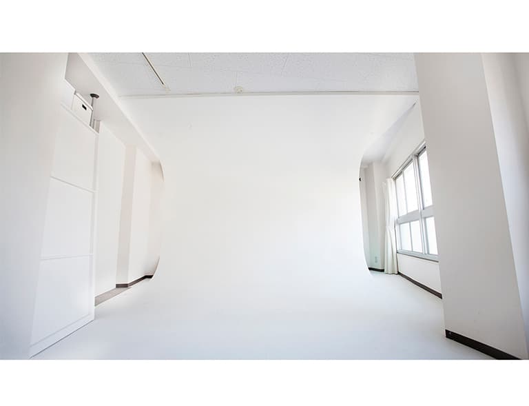 撮影スタジオスペース 幅 400cm 高さ 250cm 引き 500cm 壁-上部(アール)、下部 (ア