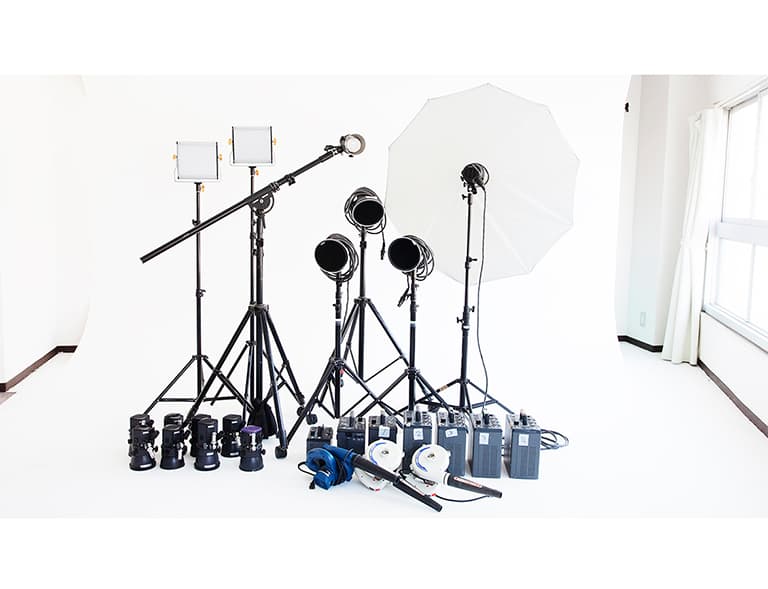 撮影機材付きです。 (カメラ、パソコン以外) 機材の詳細のご質問は、レンタル予約時にお願いします。撮影前に準備しておきます。