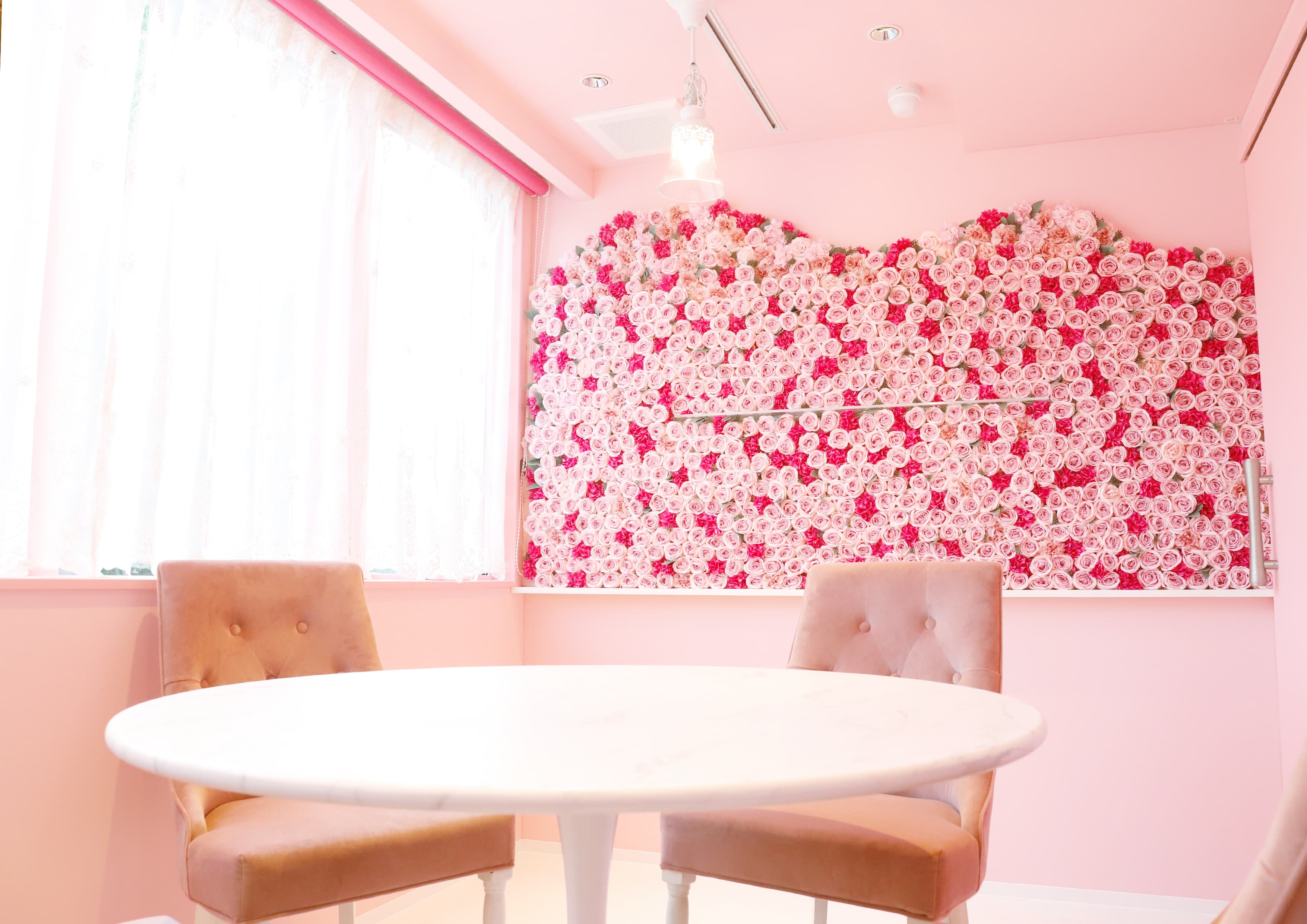 roomB ピンク基調のガーリーな個室。