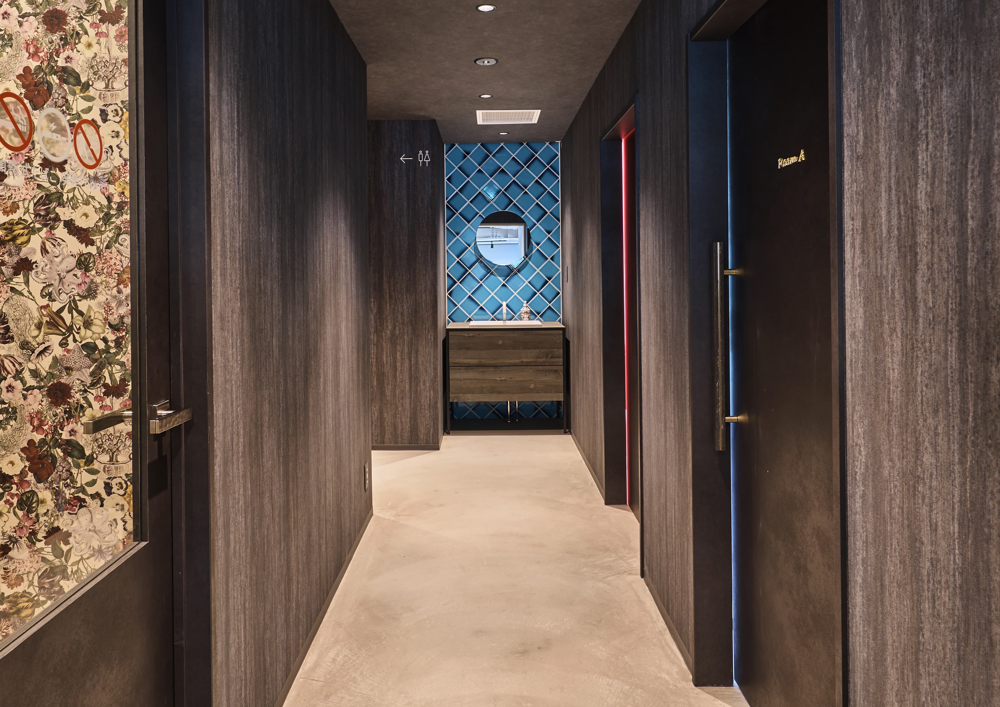 お手洗いへ向かう廊下。