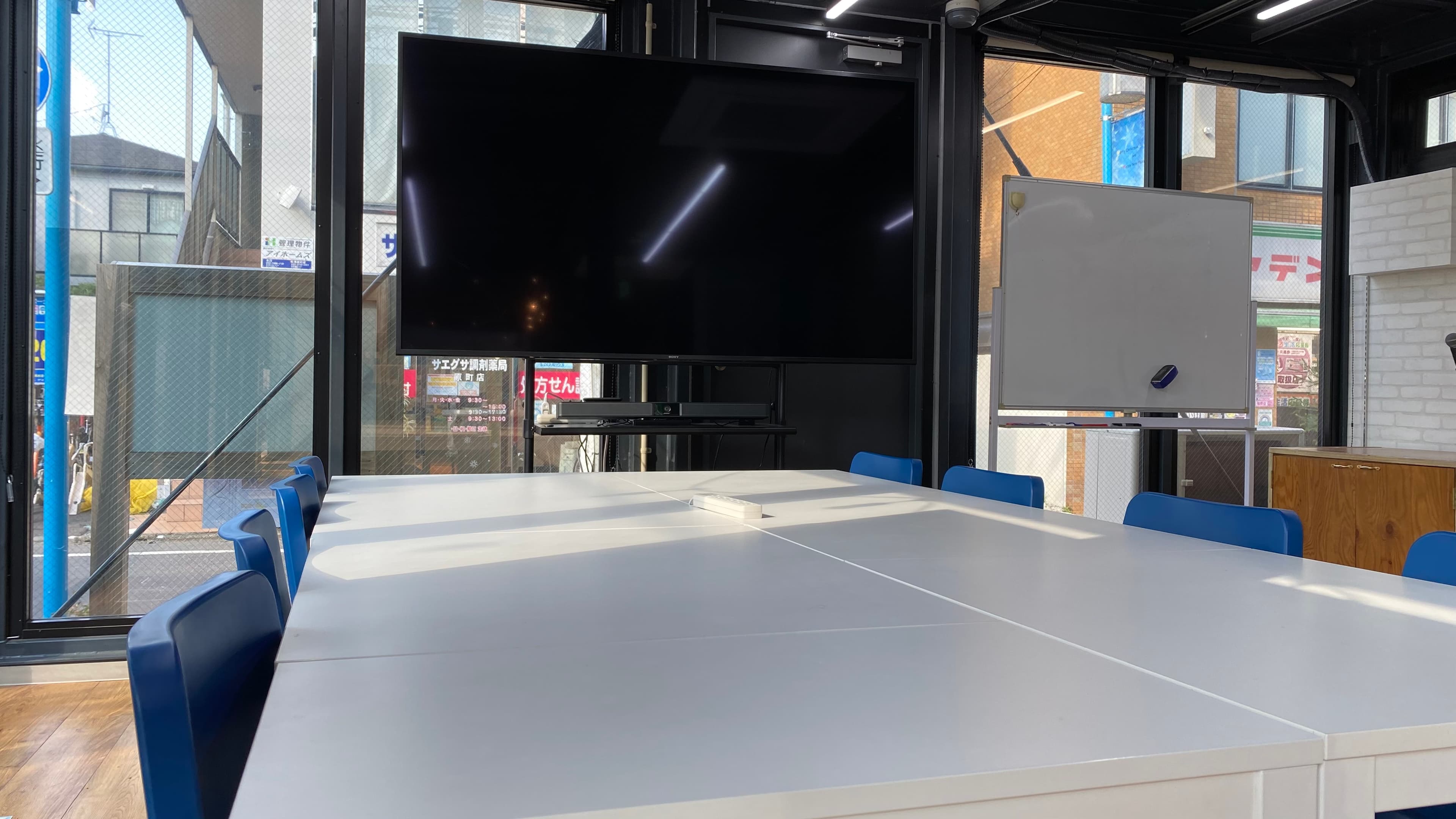 大型モニターは2つご用意しております