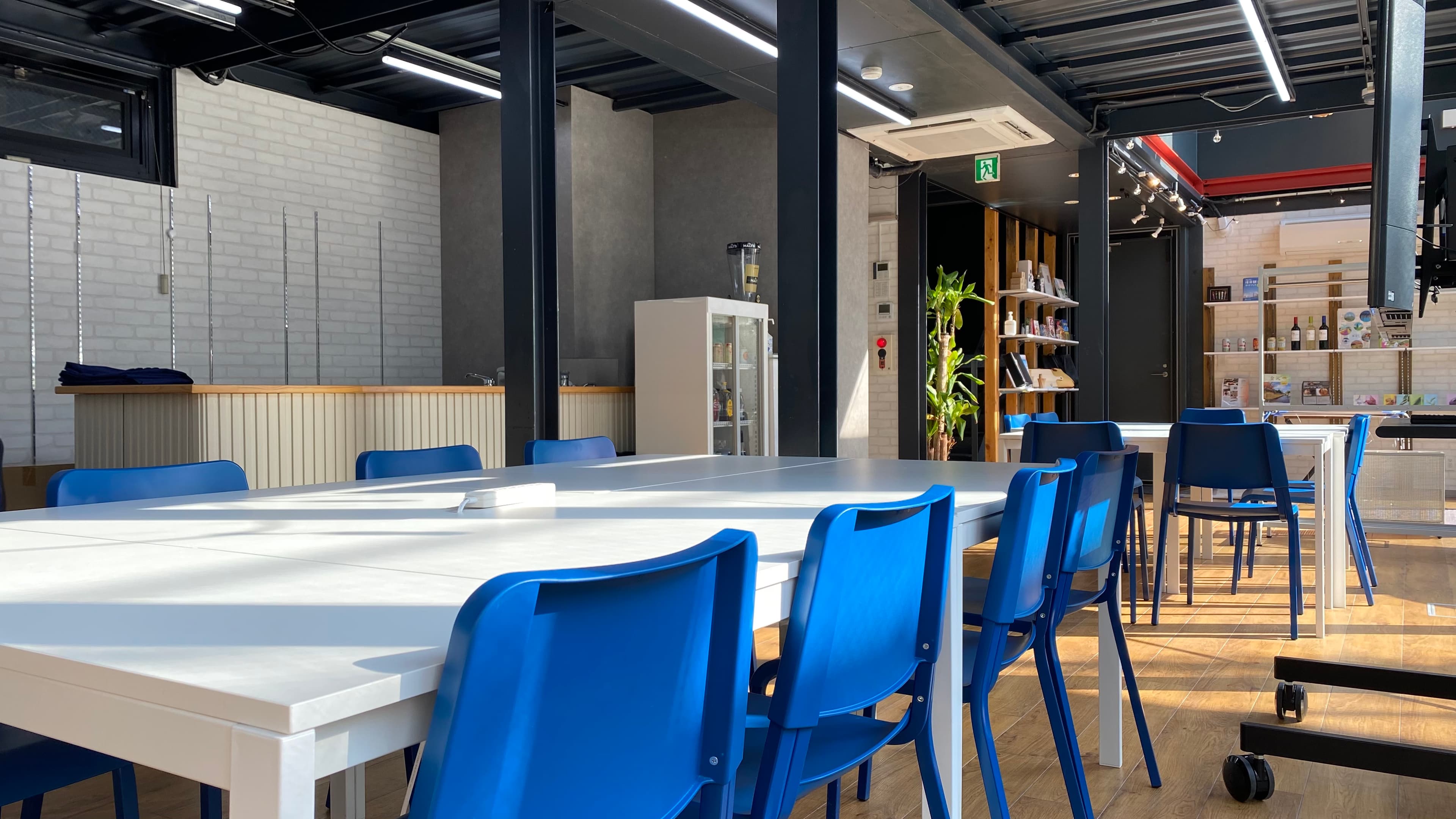 テーブルと椅子を用意しております