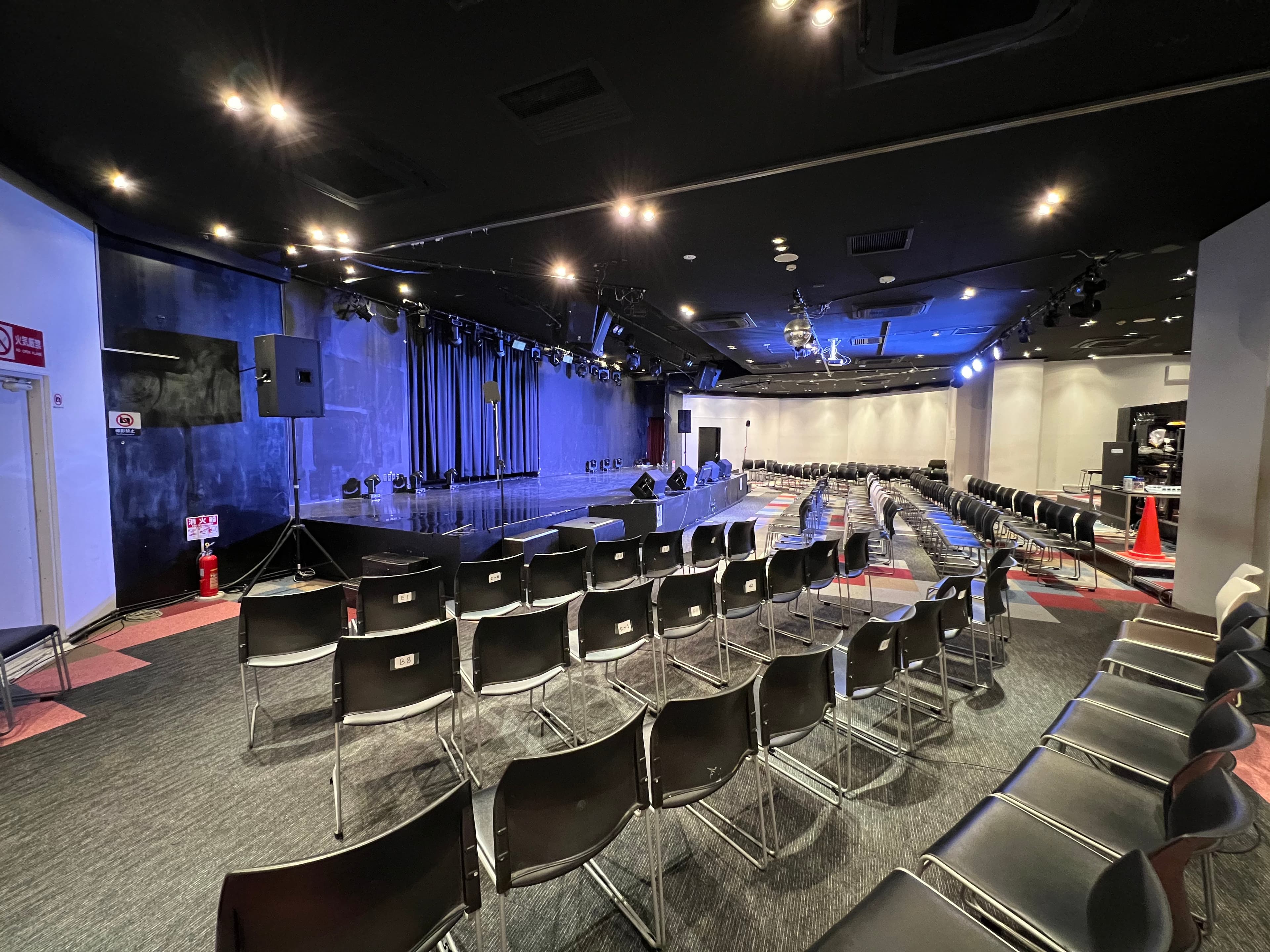 着席207席・スタンディング400名収容可能!