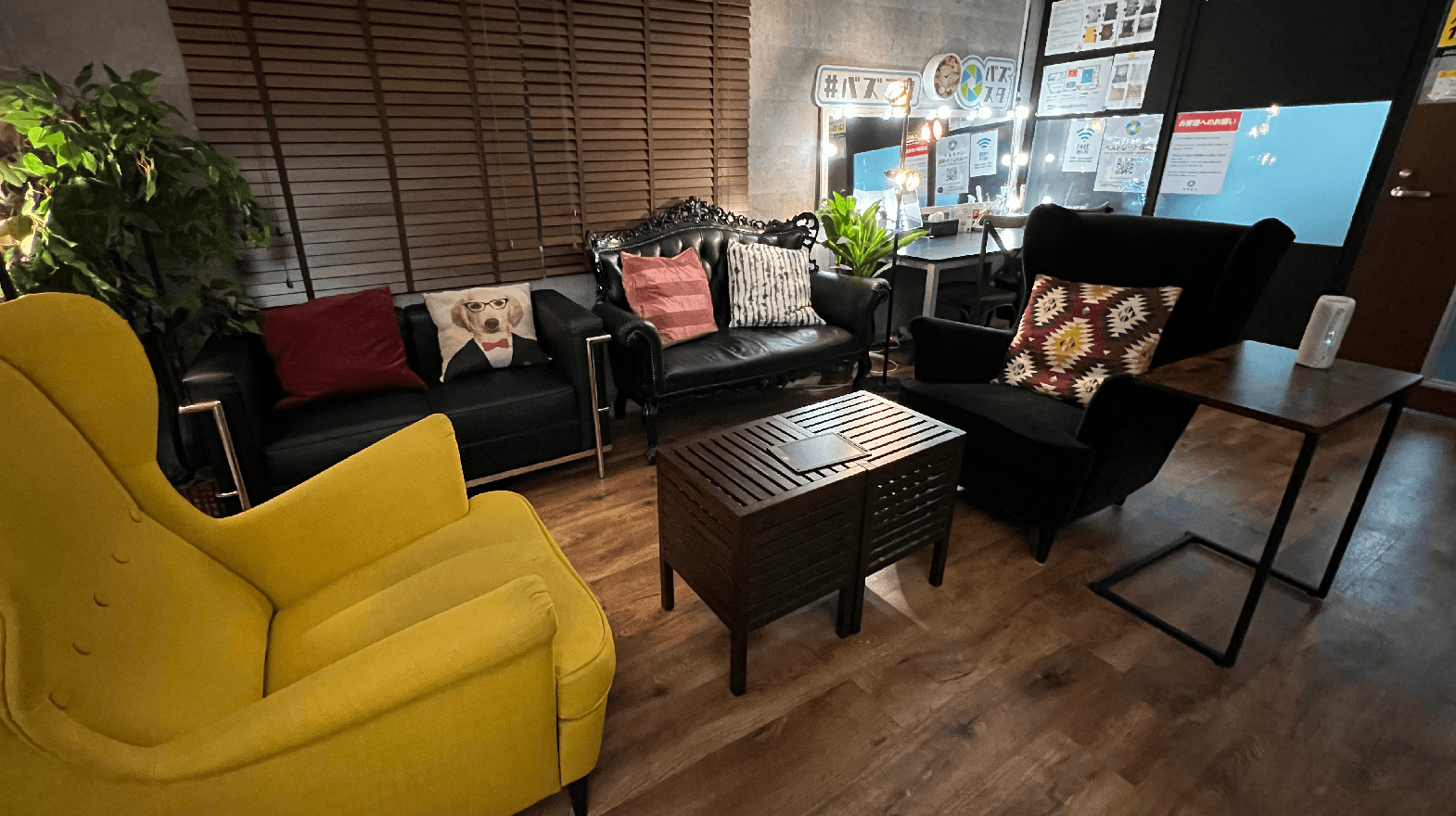 おしゃれなミーティングスペースもご用意しております。撮影前の打ち合わせや休憩に是非ご利用くださいませ。