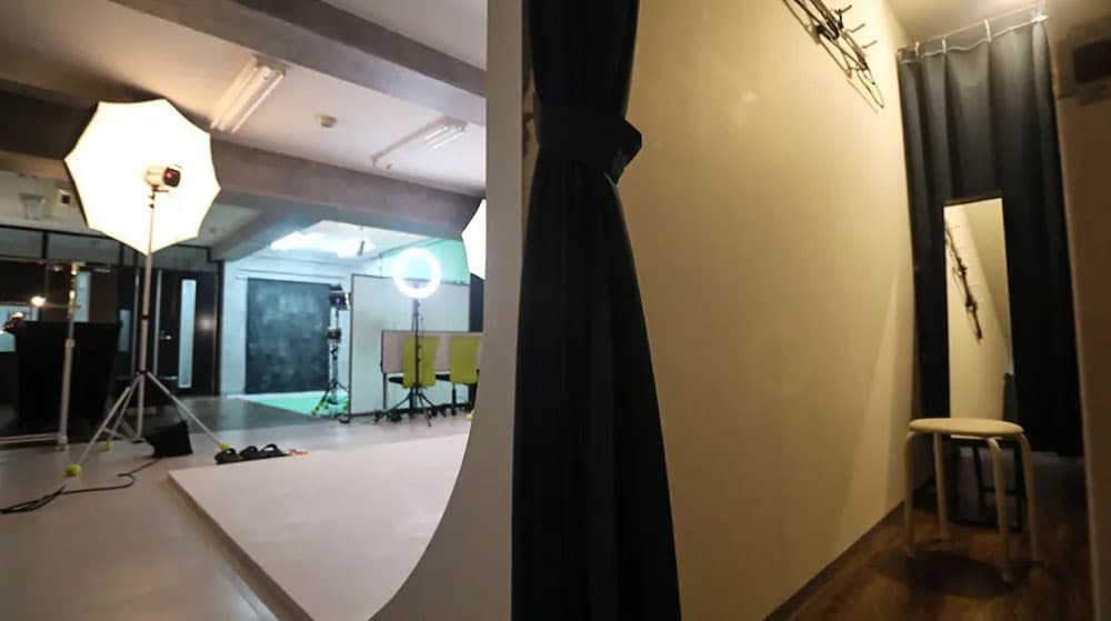 着替えも安心、白ホリの裏には更衣室!