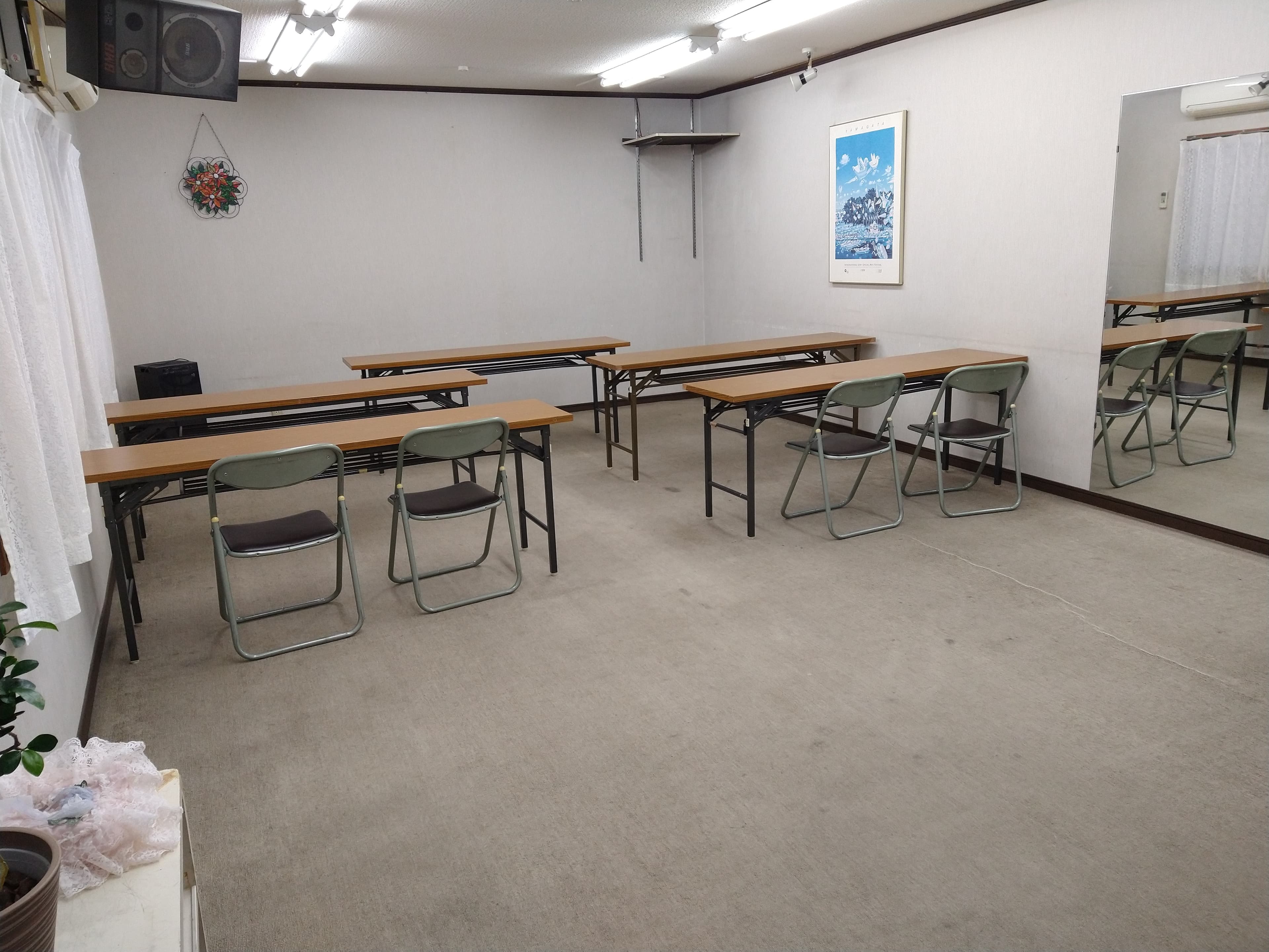 会議机は14台ほどあります。椅子は25脚ほど