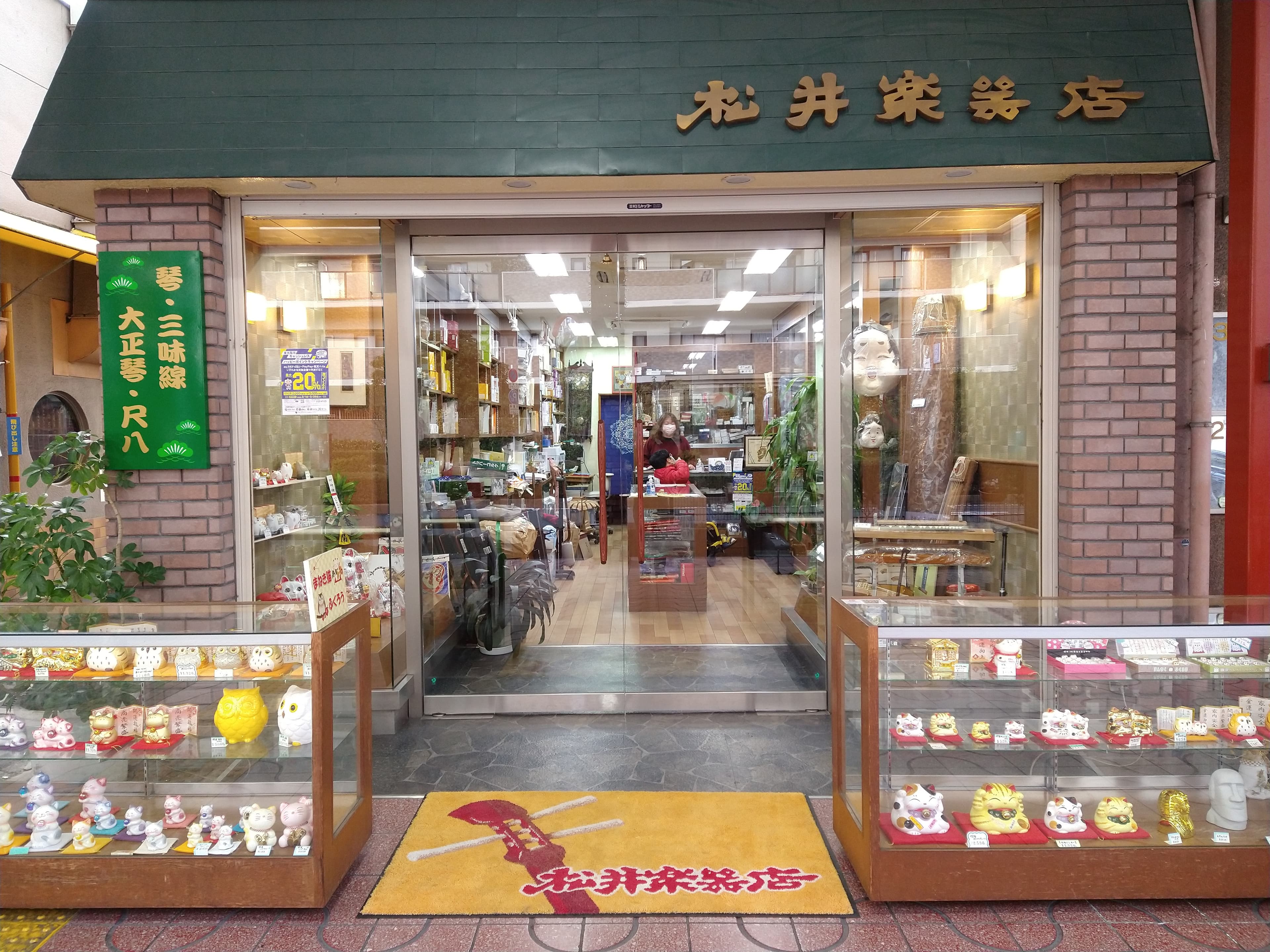 受付はこちらにお越しください。