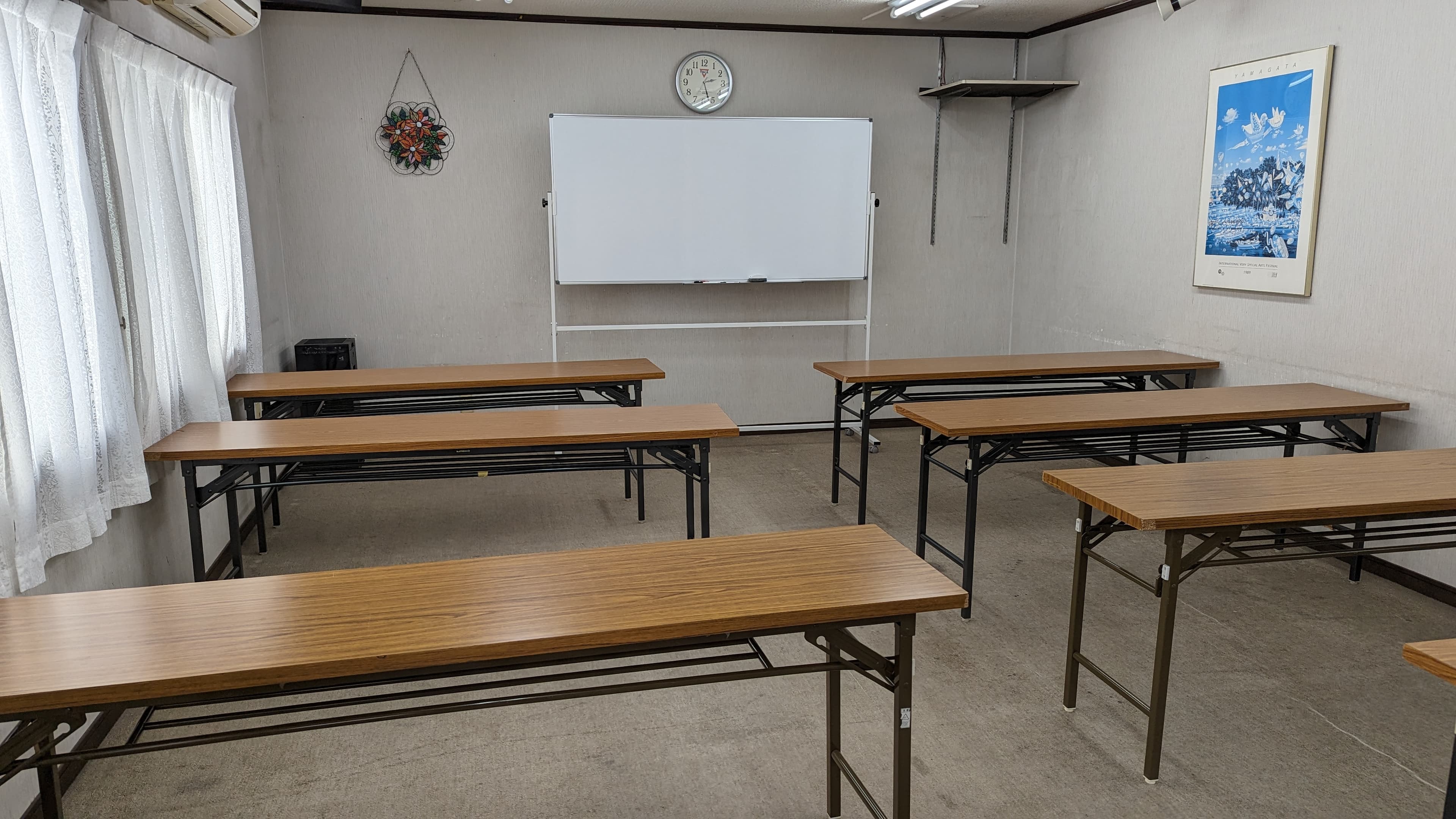 ホワイトボード 1800×900のホワイトボード設置。会議机は14台ほどあります。椅子は25脚ほどあります。