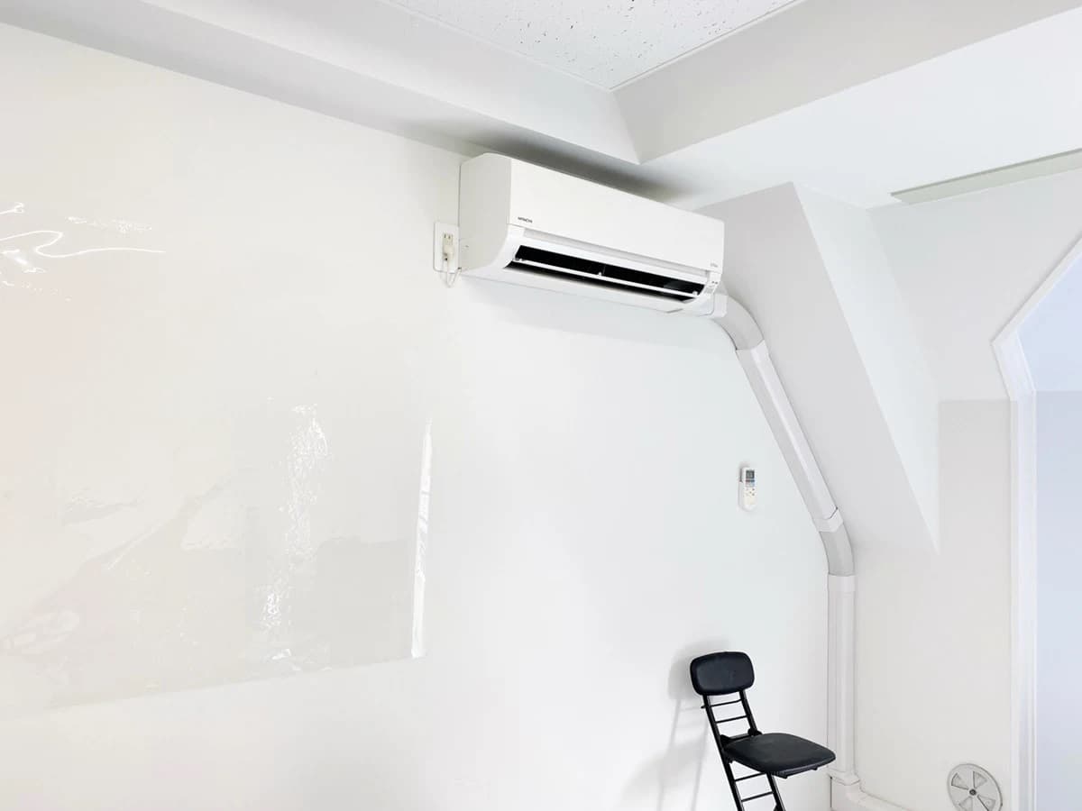 エアコンのリモコンは壁にあります。退出時はオフにして下さい。 壁は全面白です。窓を開けられますが、窓を開けた際は大きな音楽など