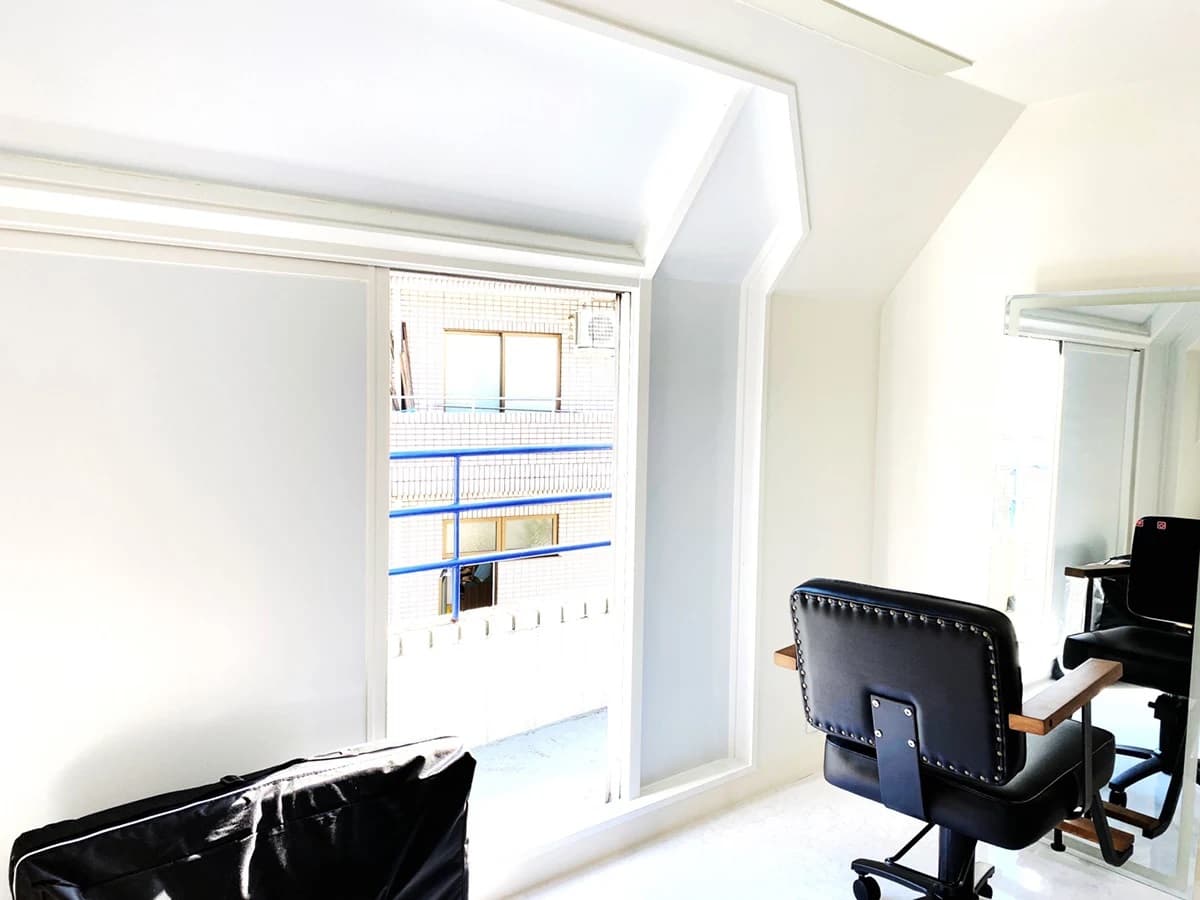 窓を開けると自然光がたっぷり入ってきます。 窓を開けた際は大きな音楽や大声など出さないように、騒音にご配慮下さい。 お帰りの前に