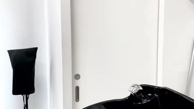 奥のドアはトイレです。(男女共用) 音姫あり !!ご注意ください!! シャンプー台は1台ございますが、現在使用不可となります。