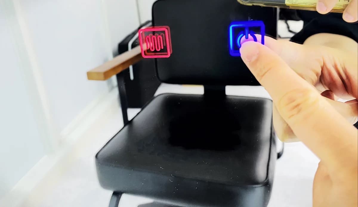 鏡のボタンを押すと鏡のライトが点きます。 左側のボタンは曇り止めです。