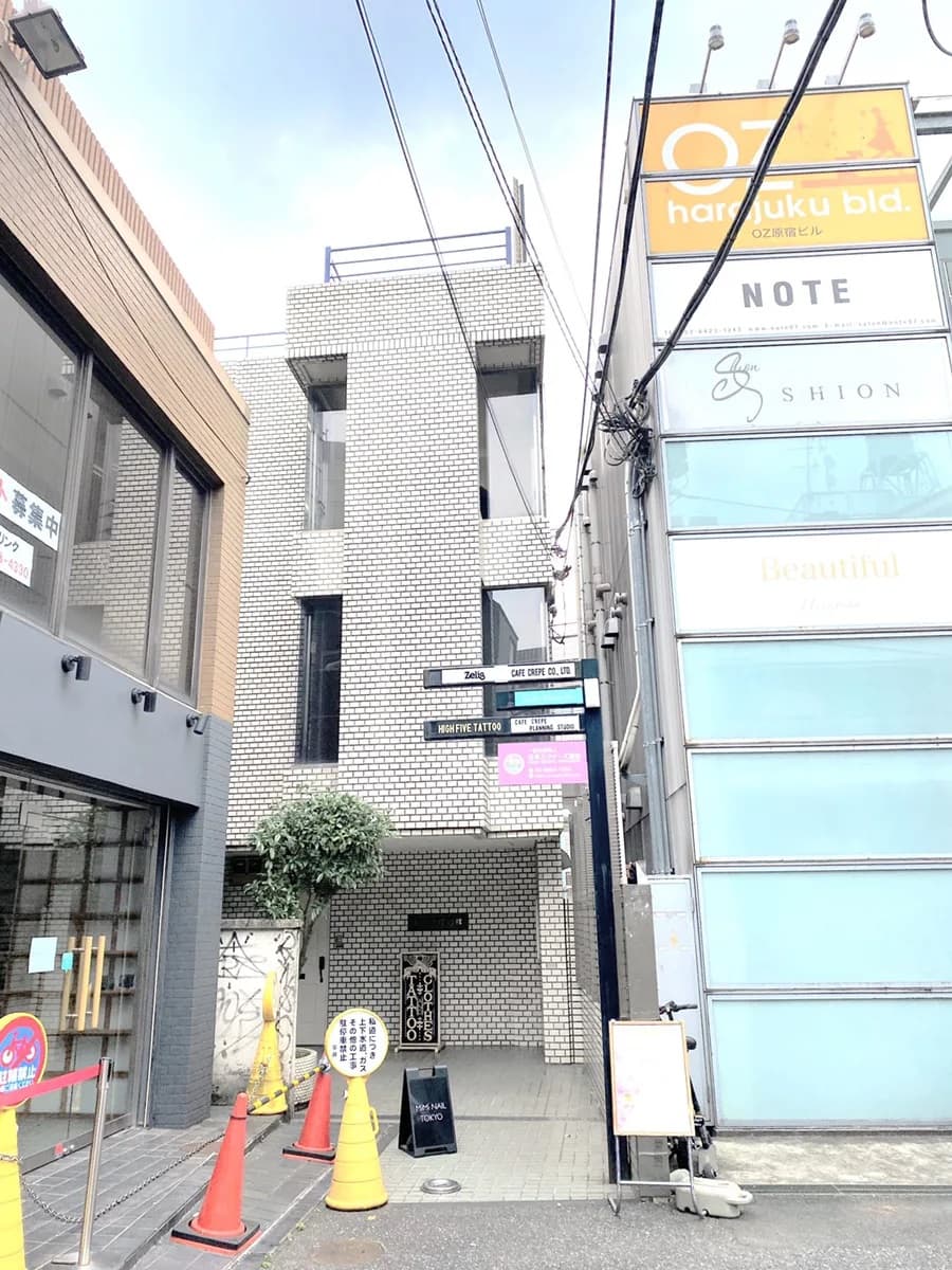 角の白いタイルの建物の3階となります。 エレベーターではなく階段となりますのでご了承下さい。