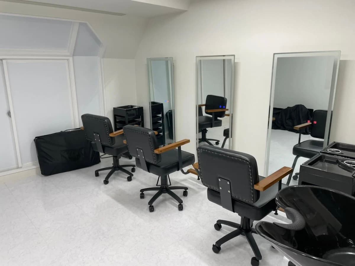 ワゴン(黒色)3台あります。(キャスター付き) !!ご注意ください!! シャンプー台は1台ございますが、現在使用不可となります