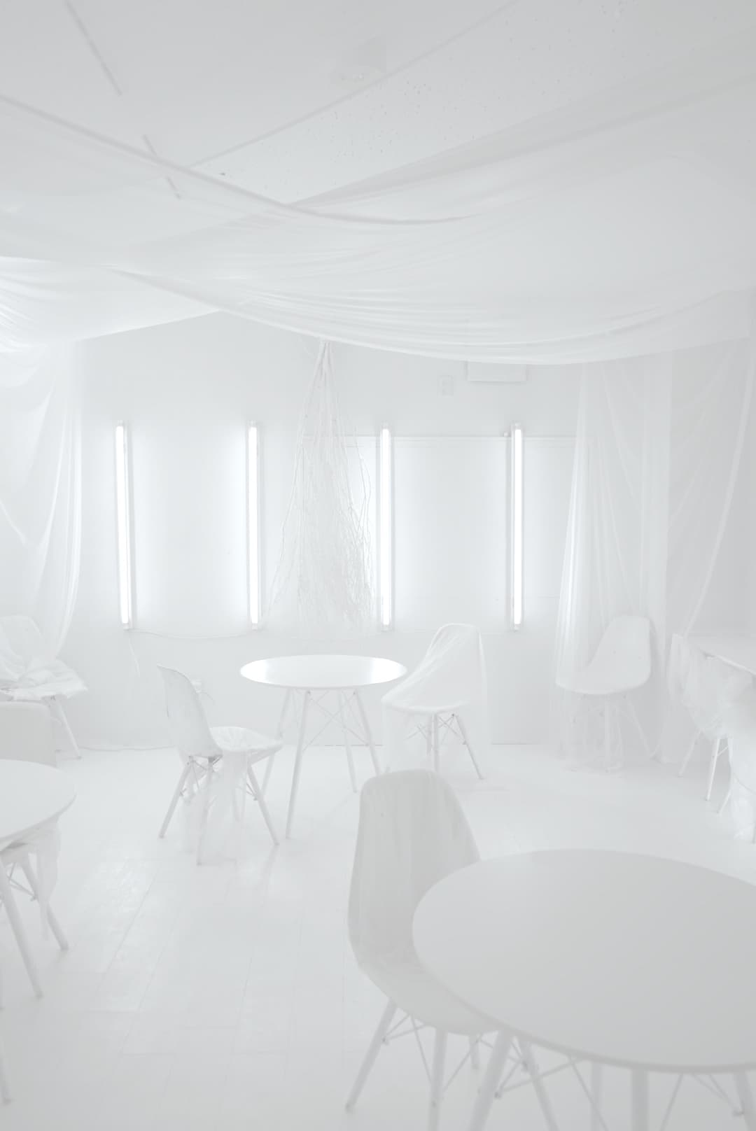 店内正面奥。照明は調光可能です。