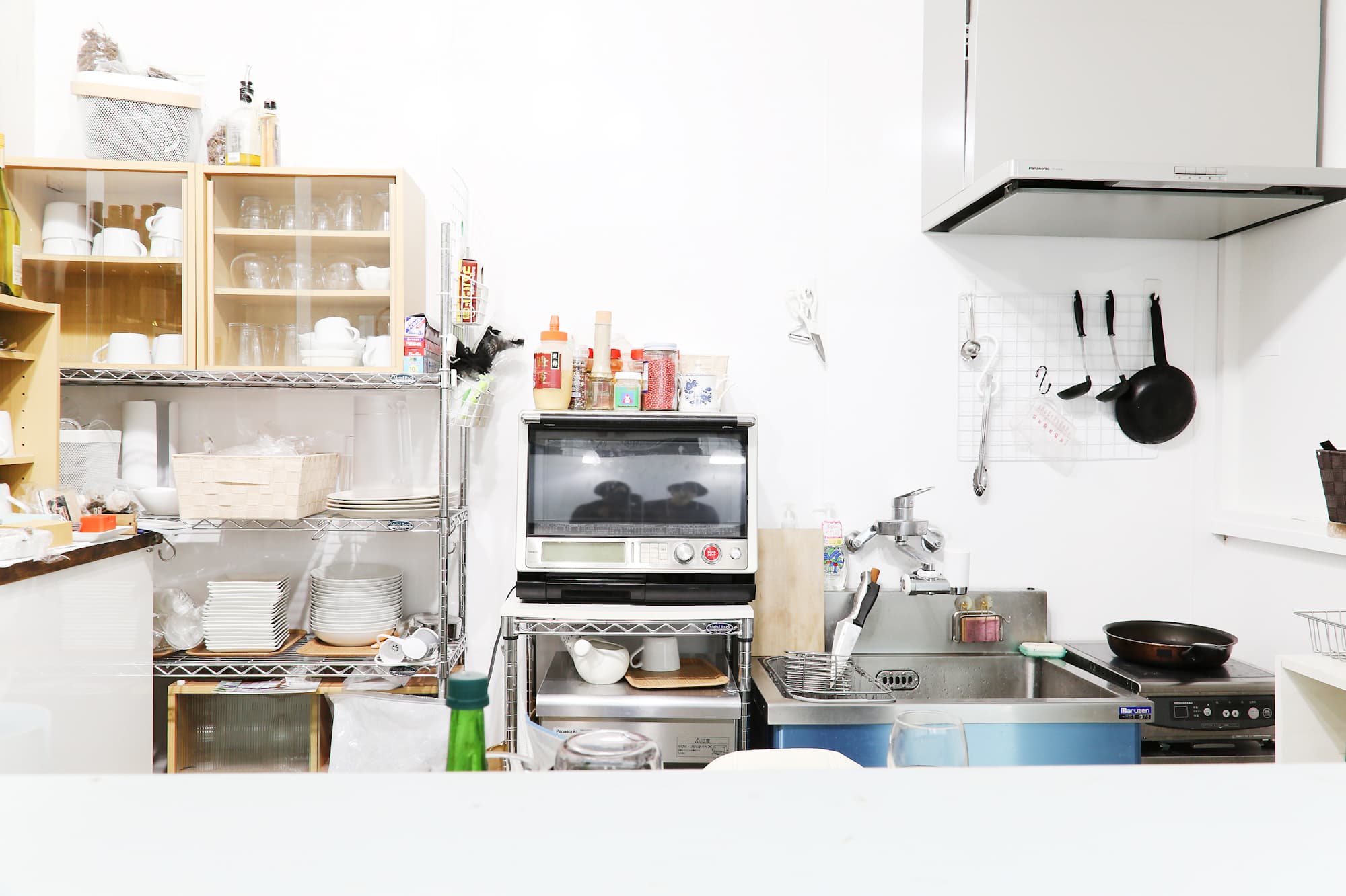 オプションでキッチンも使えます。普段はBarなので調理備品、カトラリー、お皿、コップも充実。