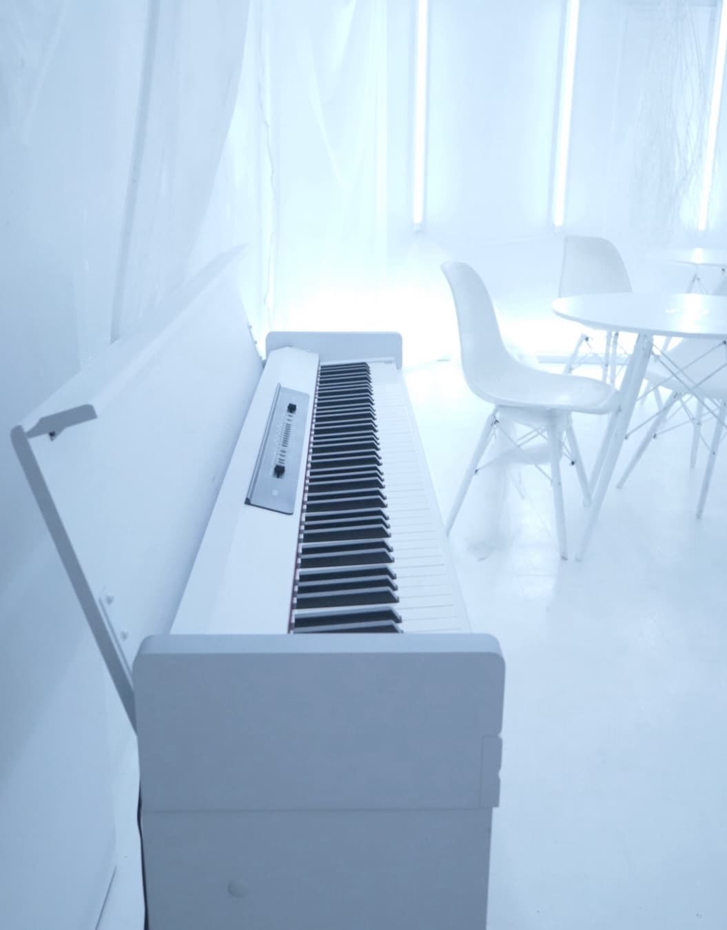 店内に常設している白いピアノ