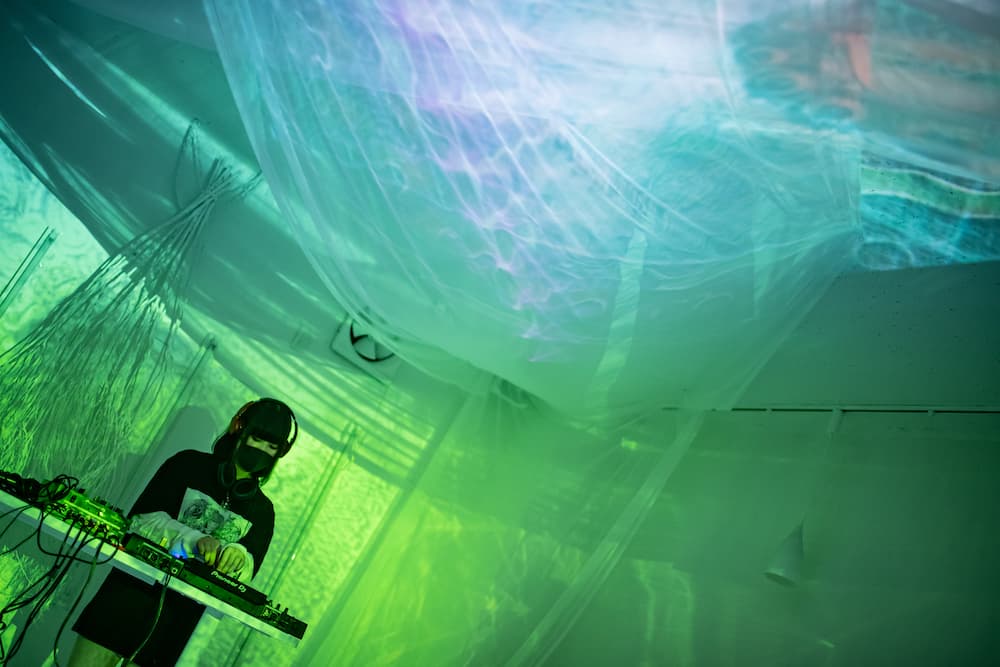 天上の布に映像投影するとオーロラのようになります