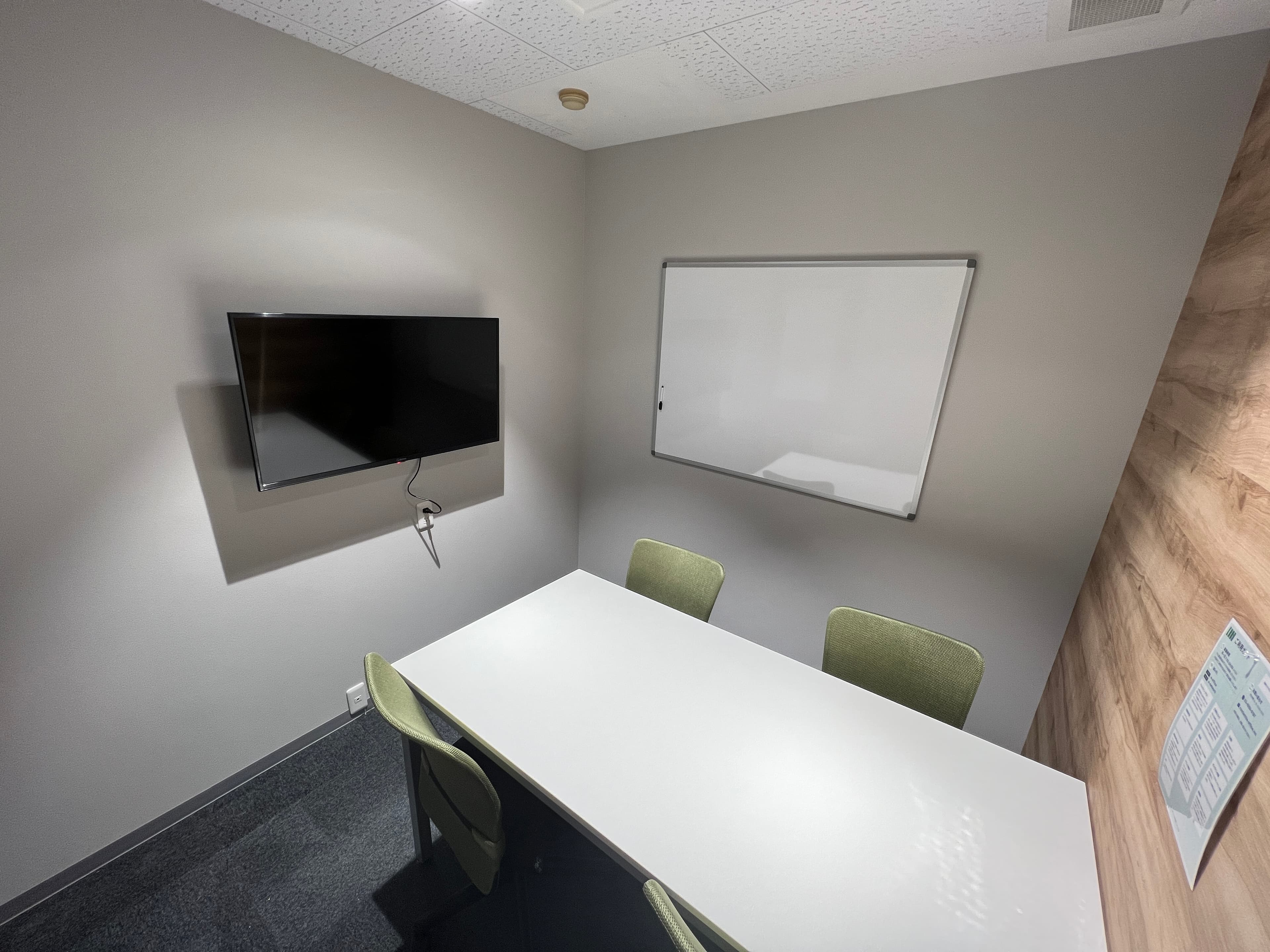 モニター・ホワイトボード完備