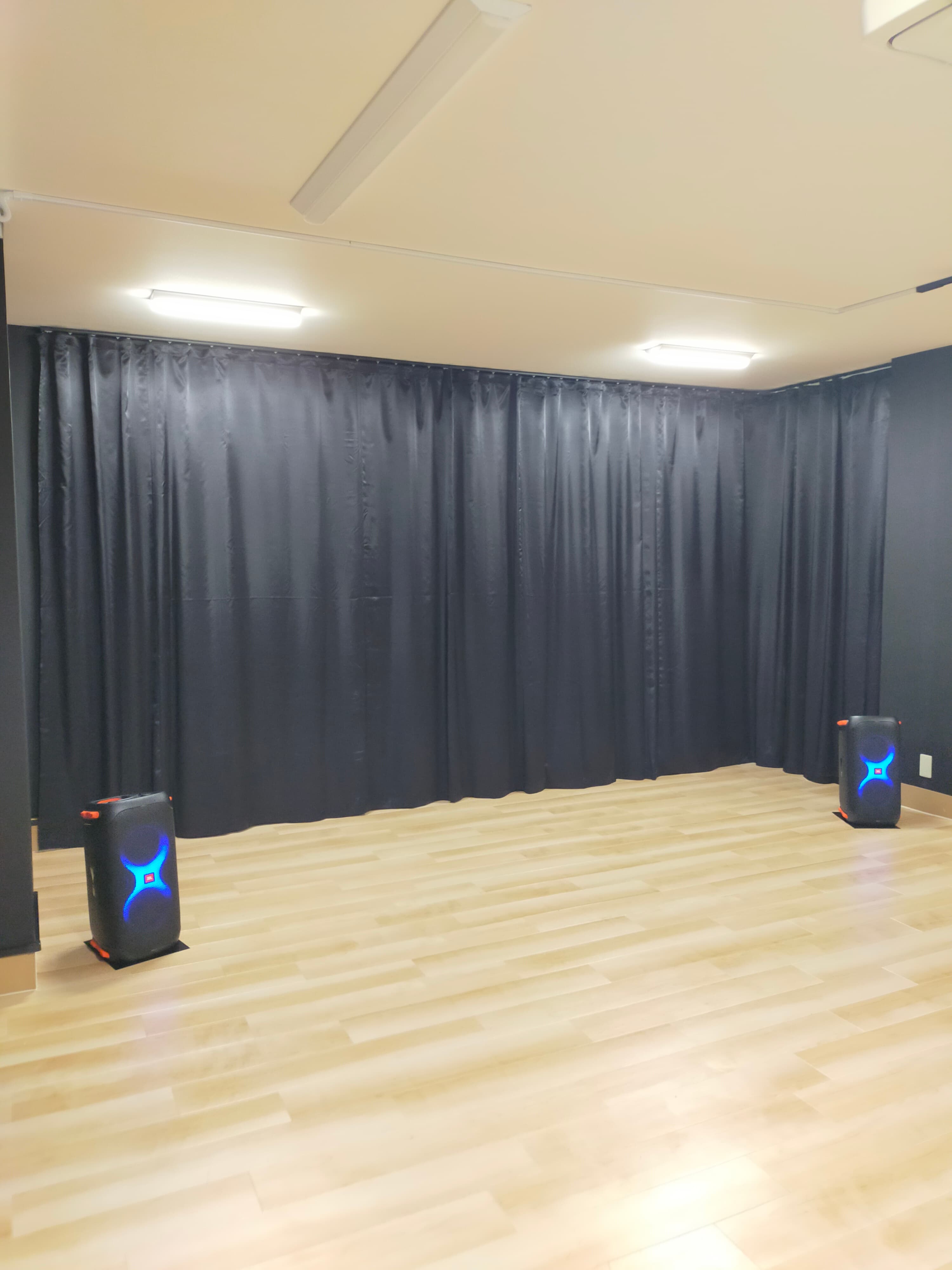 壁面鏡が必要無いときは、黒いカーテンで隠します!