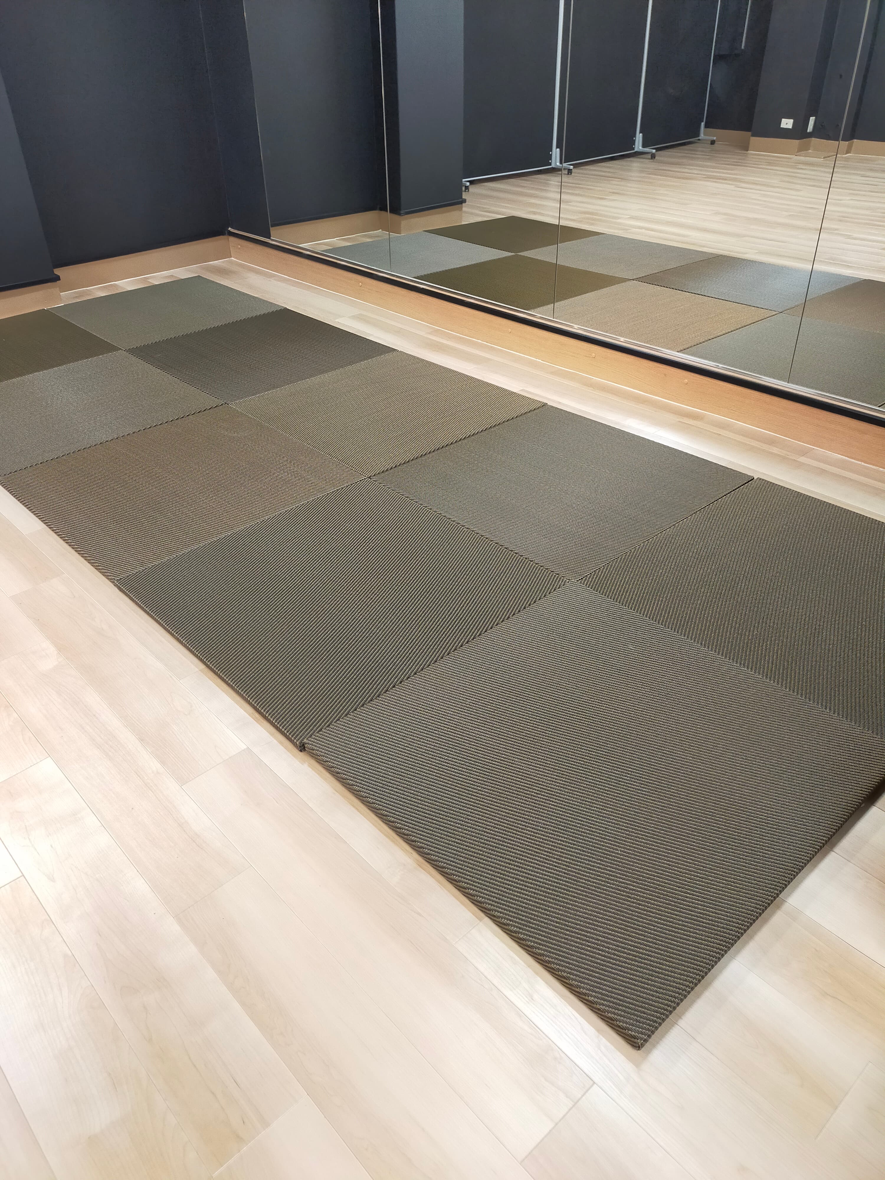 置き畳10枚で長方形…和のお稽古や、靴を脱いでの着替え用に!