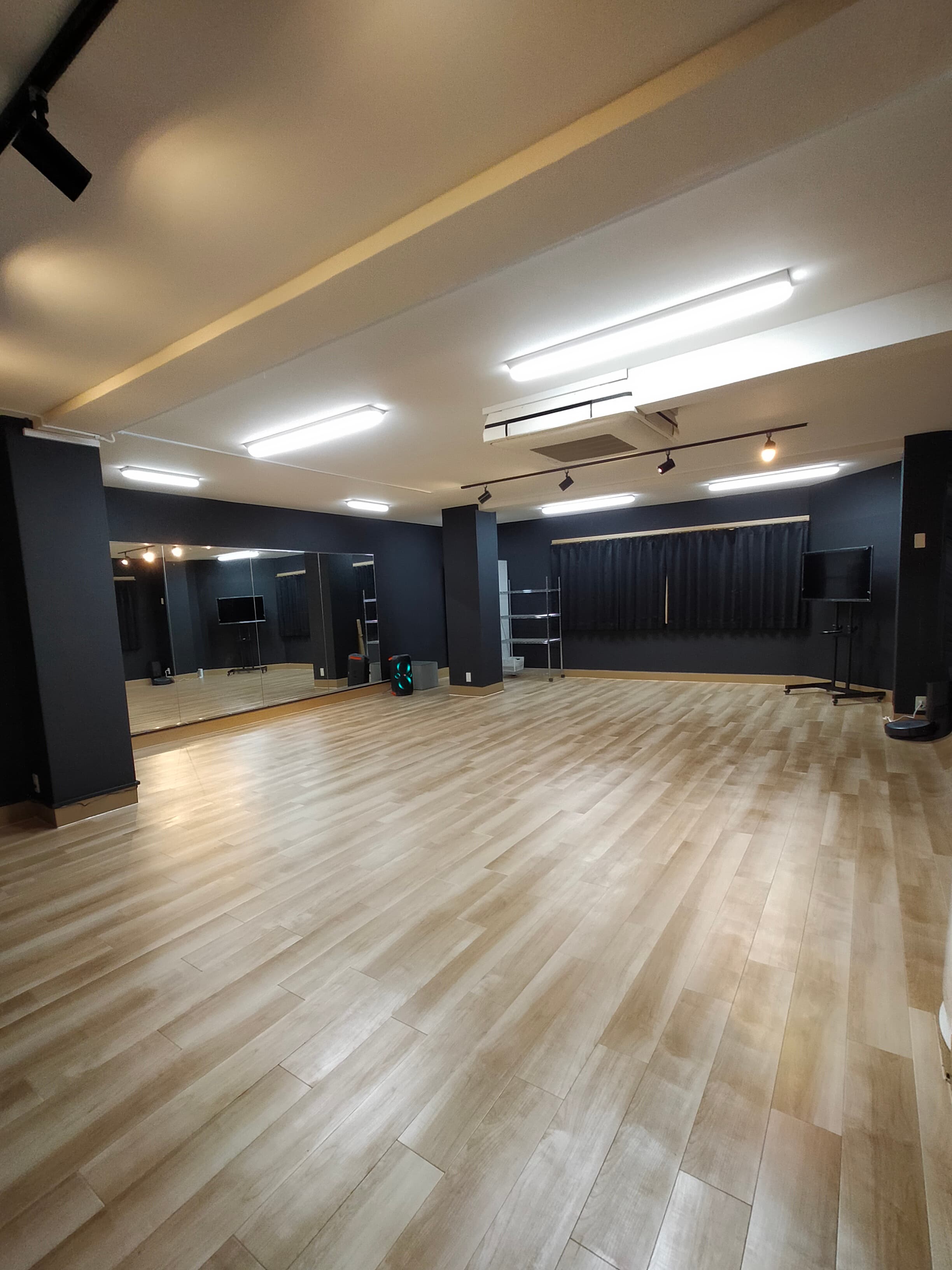 歪みのない2m✕4mの壁面鏡はダンス系のレッスンに!