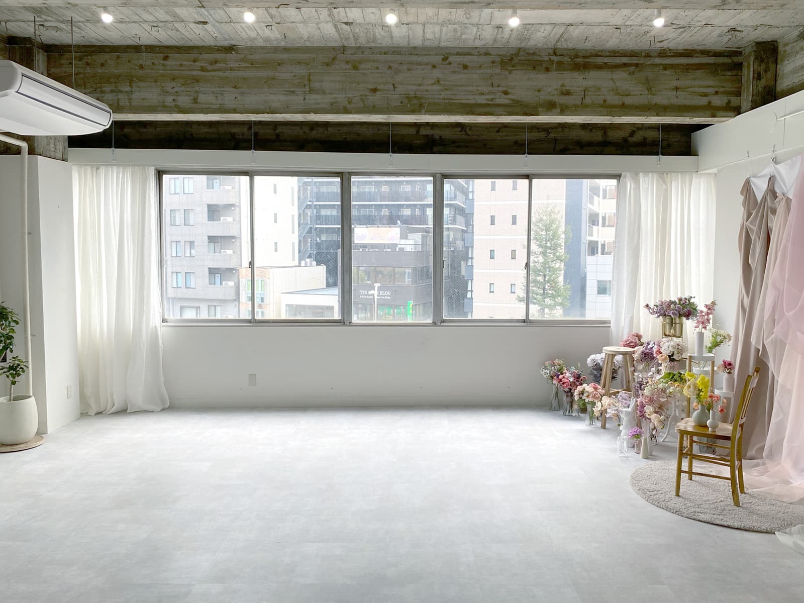 撮影スペース / 南側(カーテンを開けた状態)