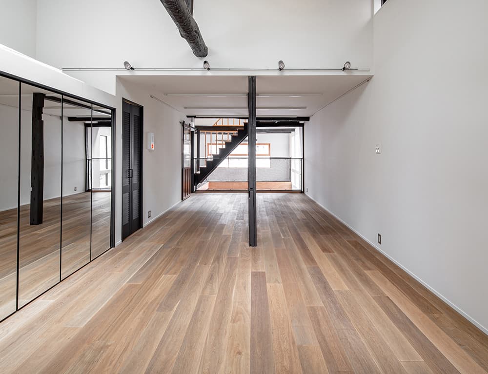 自然光の入る"doué / どうえ" 2階のレンタルスペーススタジオは、アパレル製品の撮影にも最適です。