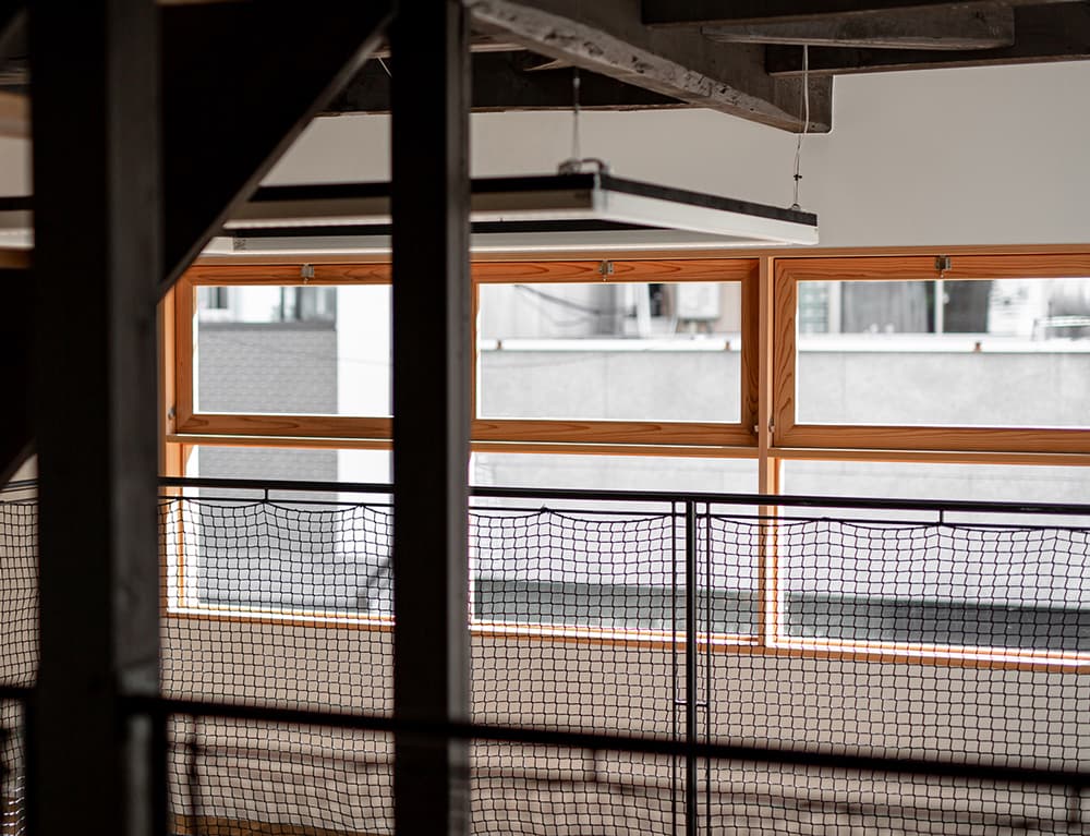 吹き抜け部分との間にはロールカーテンを設置していますので、プライベート空間としてご利用いただけます。