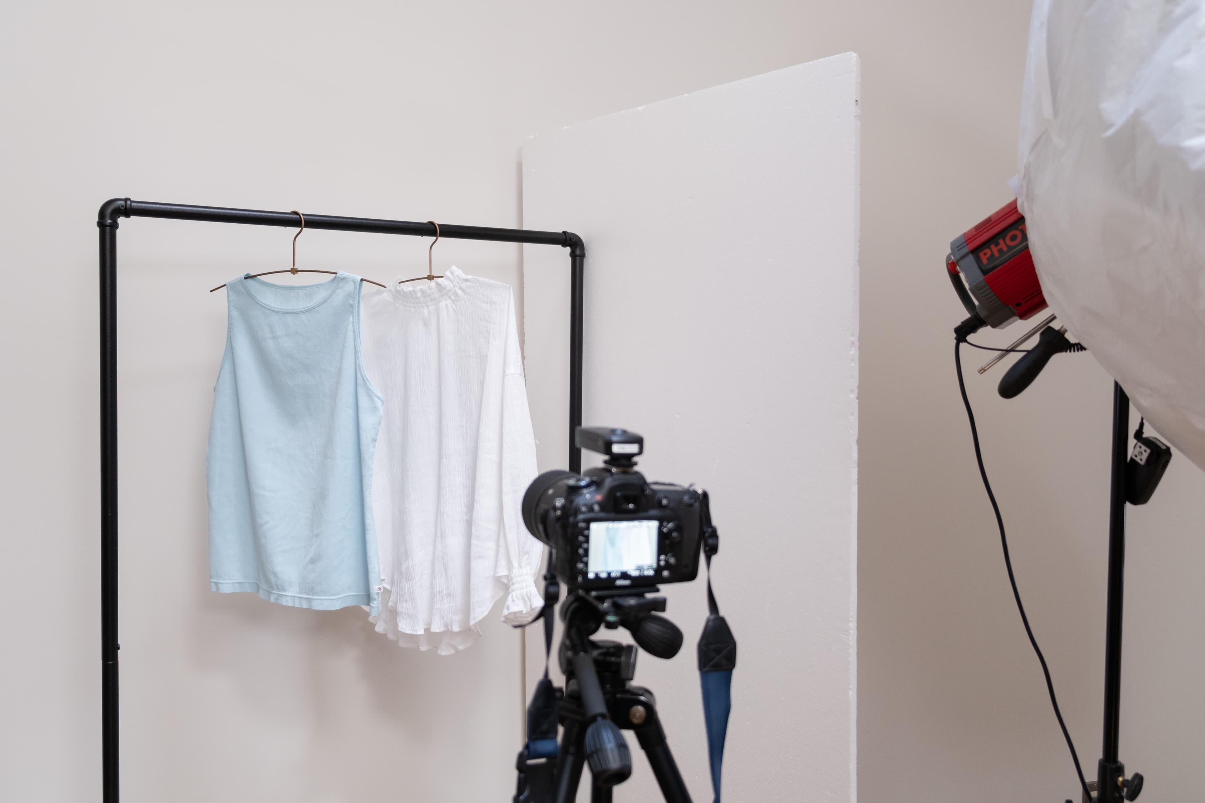 アパレル撮影やポートレイト撮影にも必需品なストロボやスピードライト(NIKON)も無料レンタル備品です。