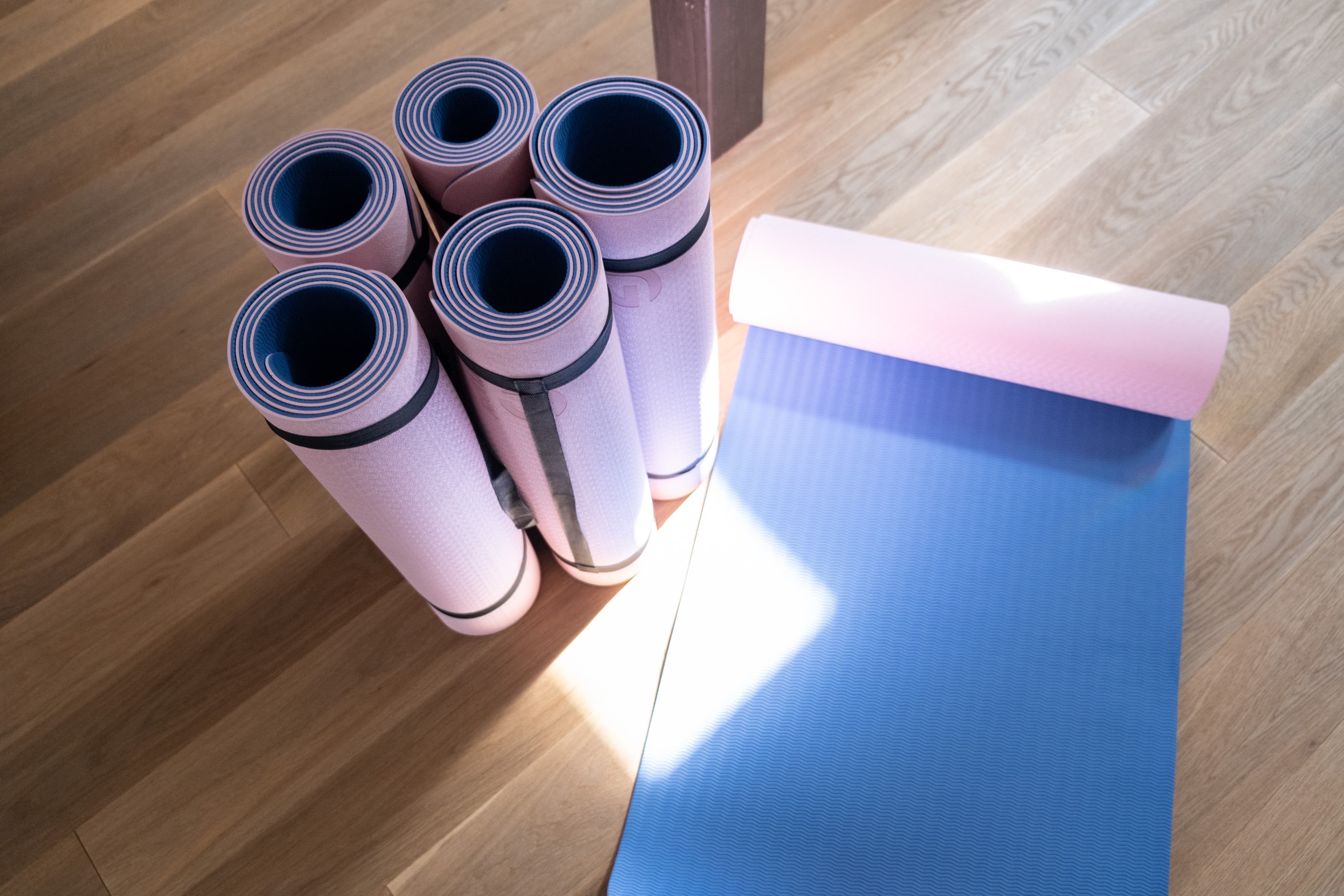 ヨガマット9枚も無料レンタル備品となっています。