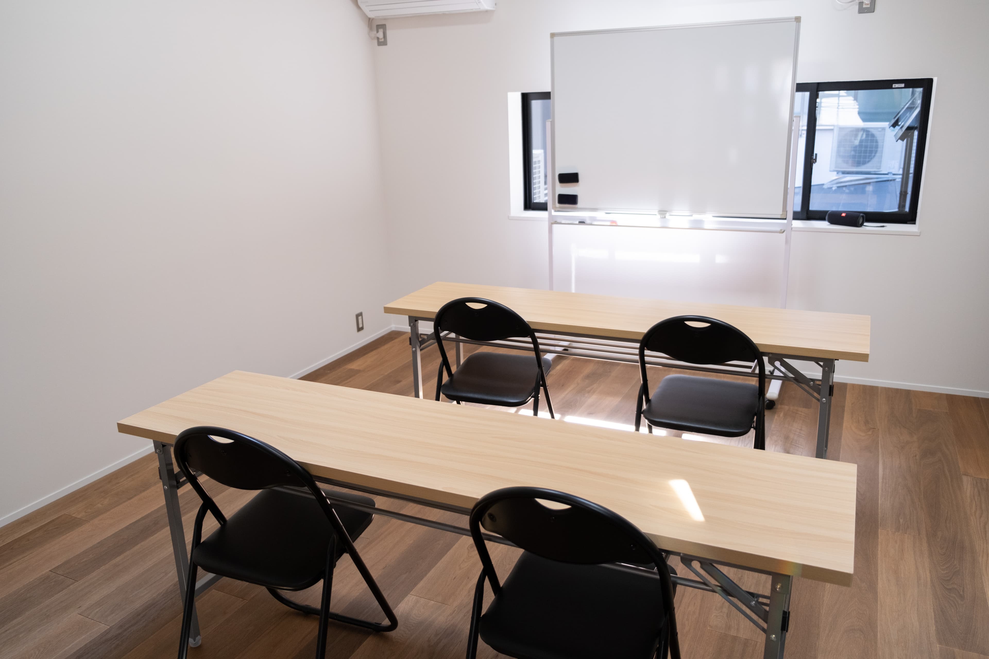 会議やセミナーに便利なホワイトボードやパイプ椅子15脚、長テーブル(1.8m)4台も無料でご利用頂けます。