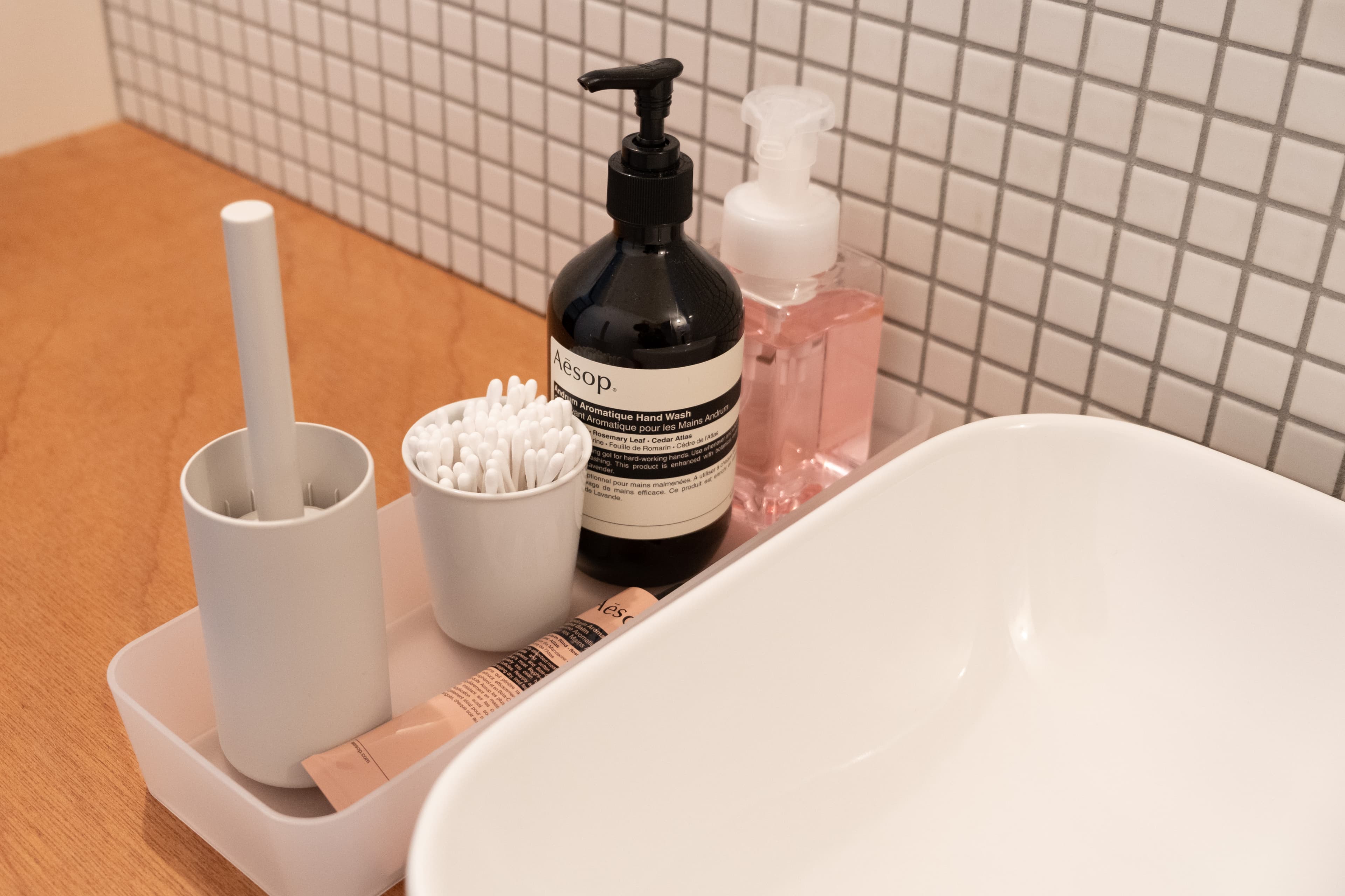 洗面周りのアメニティにはイソップのハンドソープやクリーム、綿棒や小型カーペットテープも設置しております。