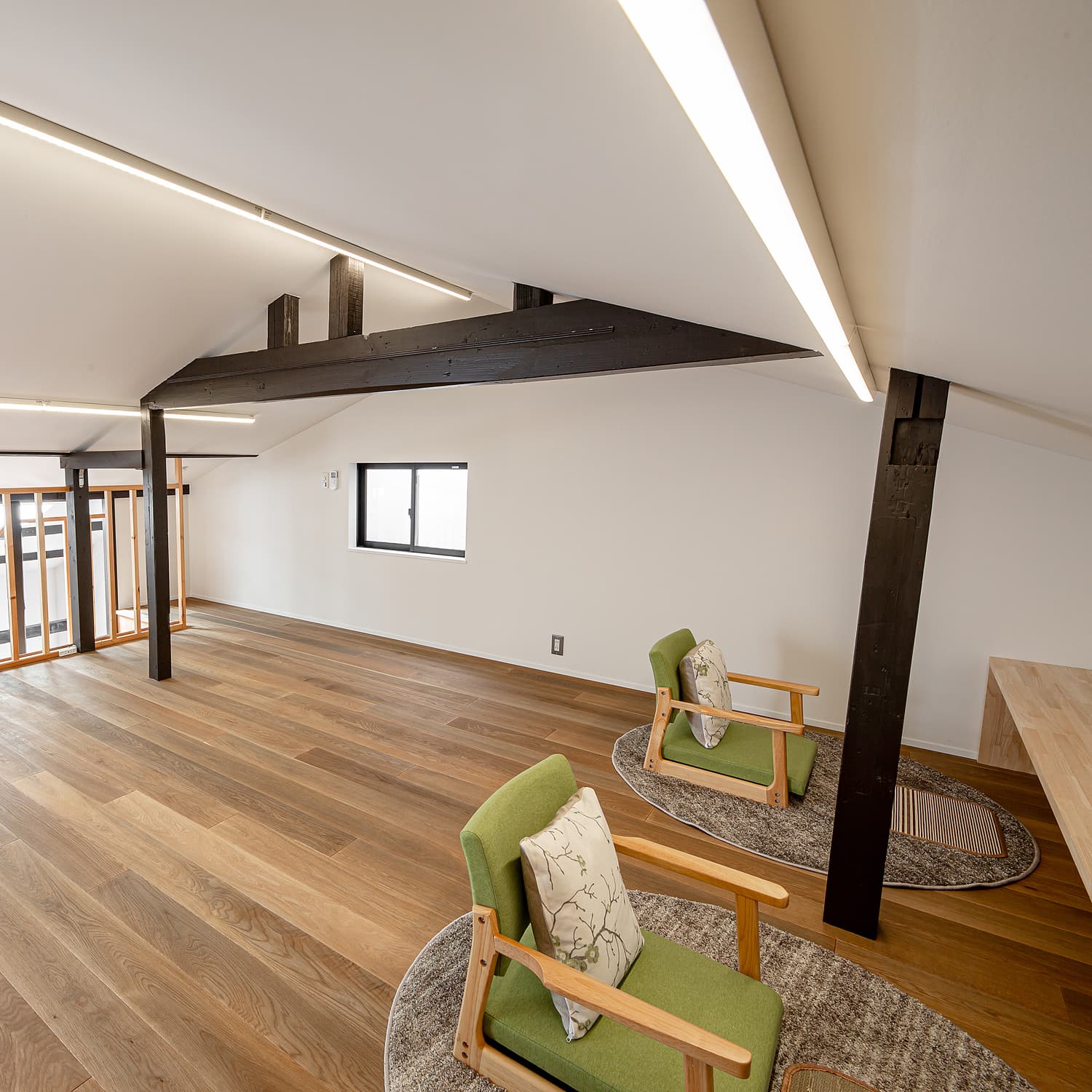 天窓から差し込む自然光が安心感を与えます