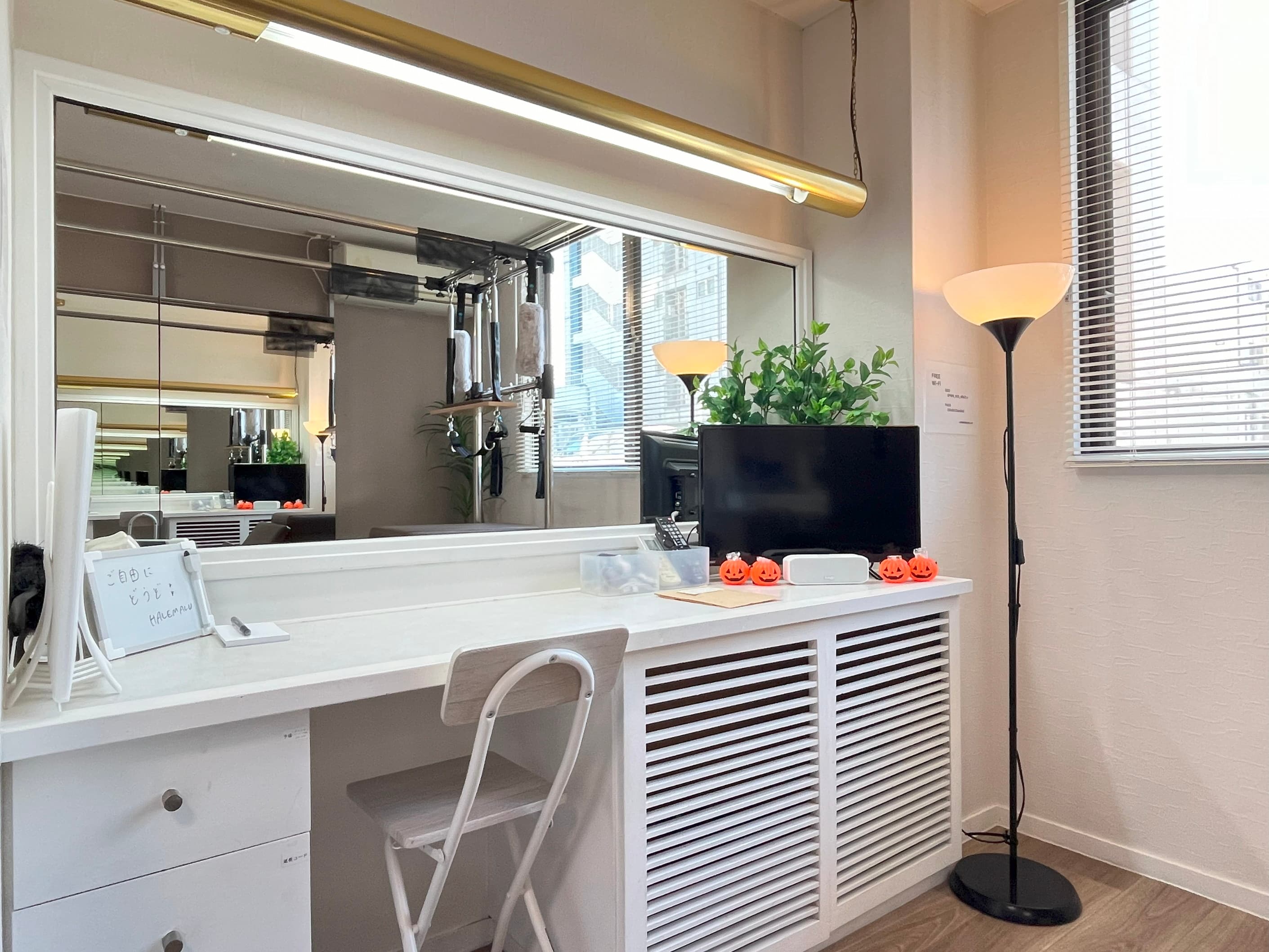 化粧台でお化粧直し、 デスクワーク、映画鑑賞にも♪