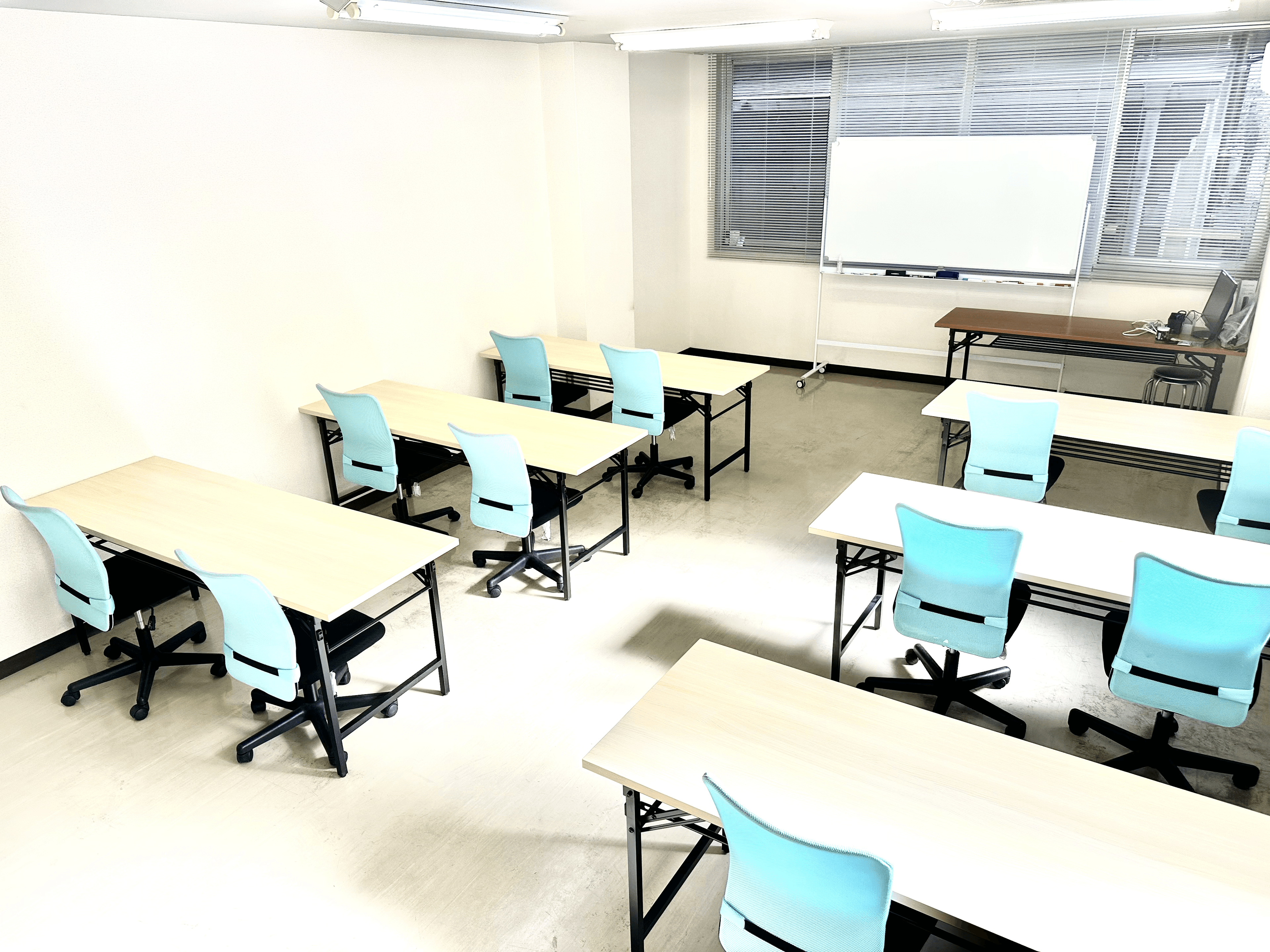 ニ面採光で明るい室内です(カーテンを閉めてプロジェクターも利用できます。)