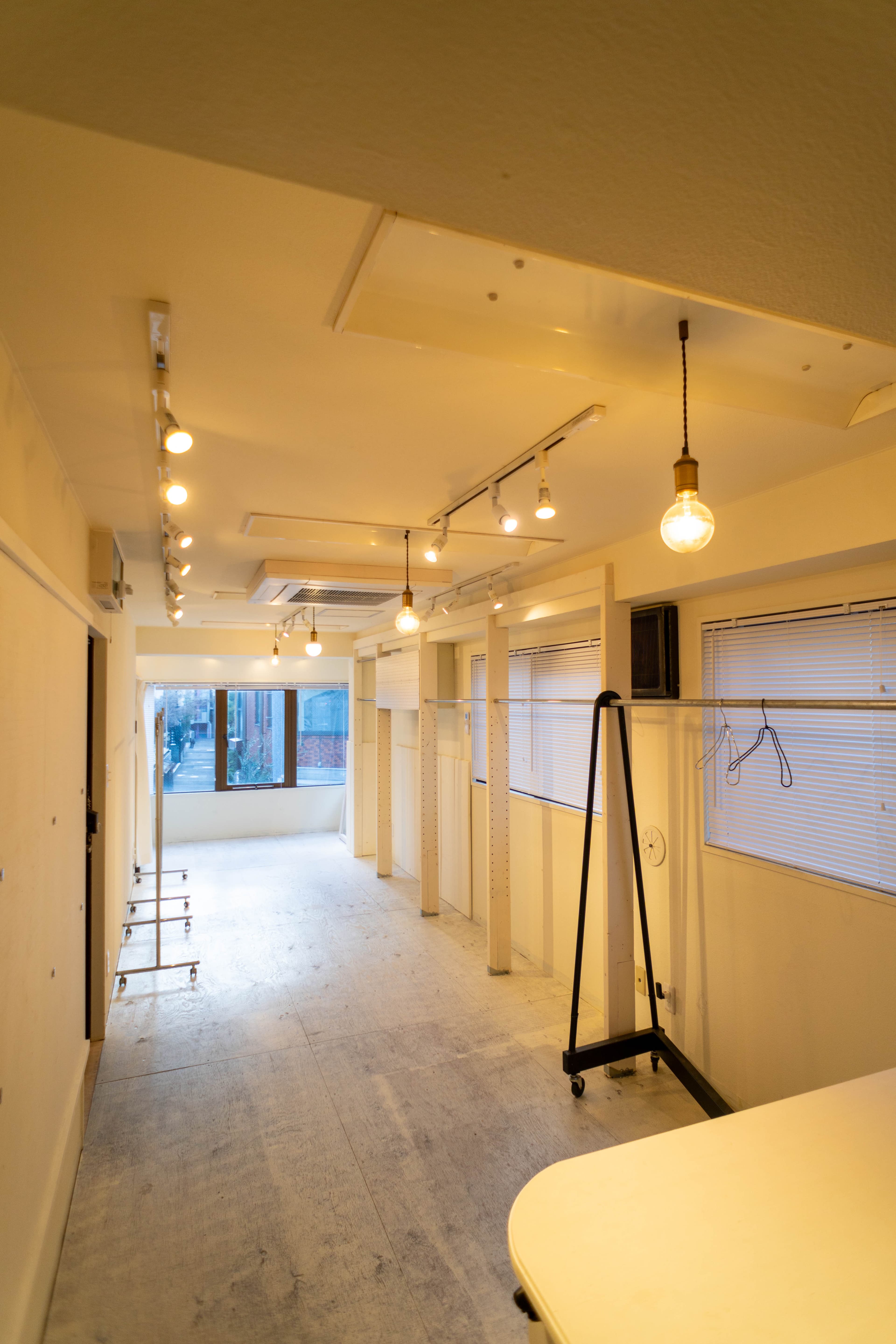 Z型ハンガーラック1台&同じ高さの備え付けハンガーラック2.5台に加え、通常のハンガーラック2台を用意 商品ラインナップやブラン