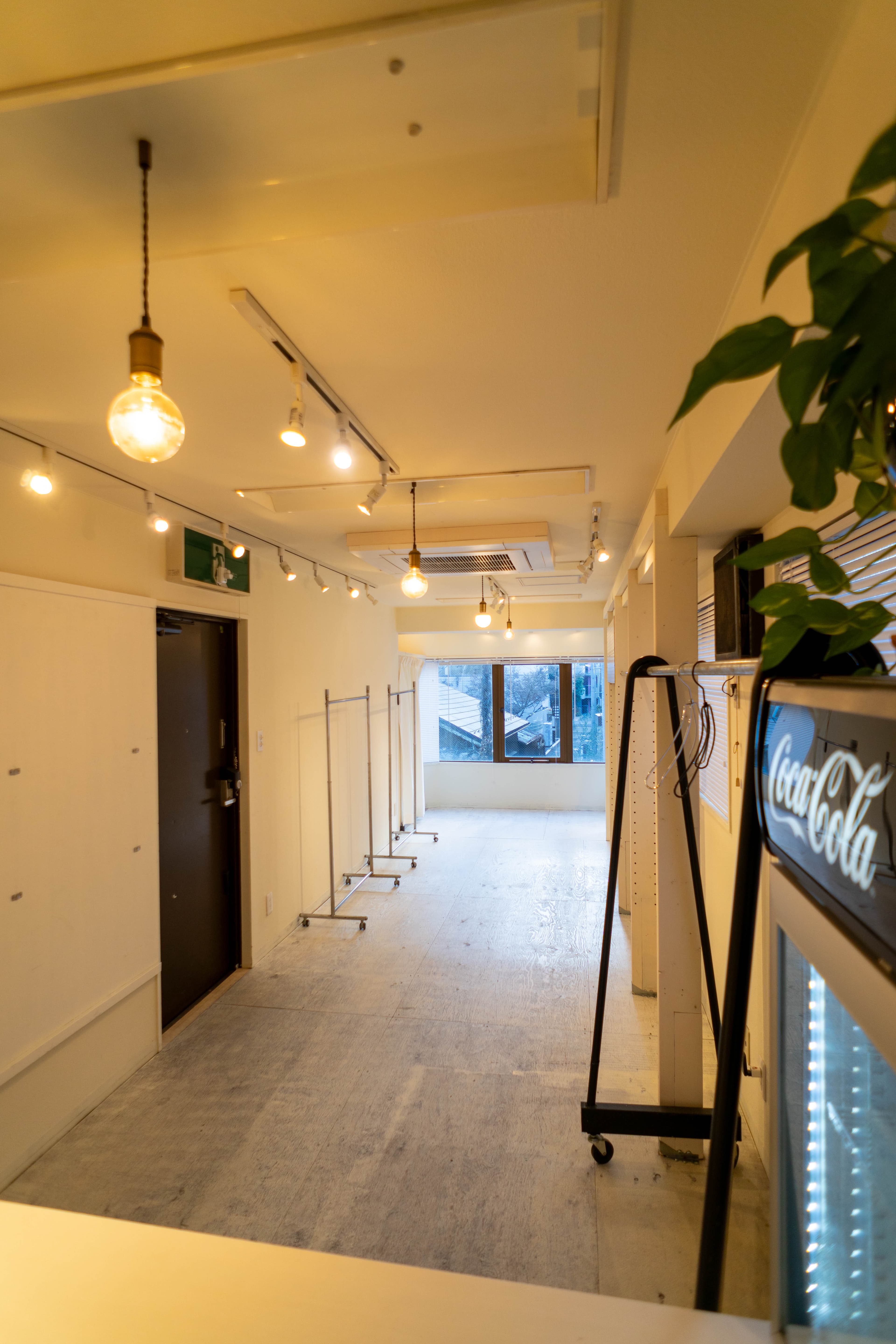 約23㎡のスペースは、アットホームかつ十分なレイアウトの自由度を確保 明治公園の目の前&徒歩2分圏内にスタバもあり、来客のアク