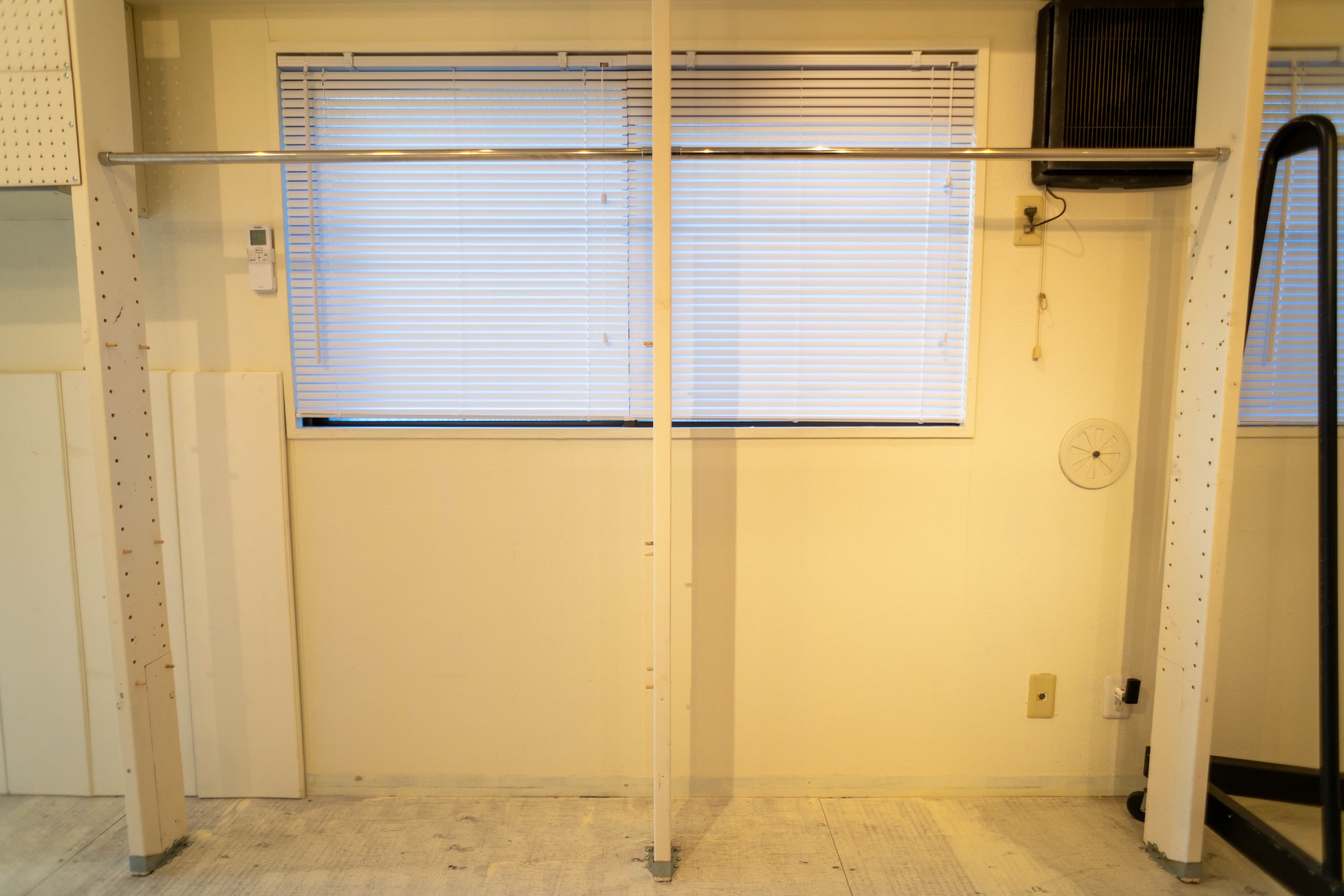 Z型ハンガーラックと同じ高さの備え付けハンガーラック2.5台