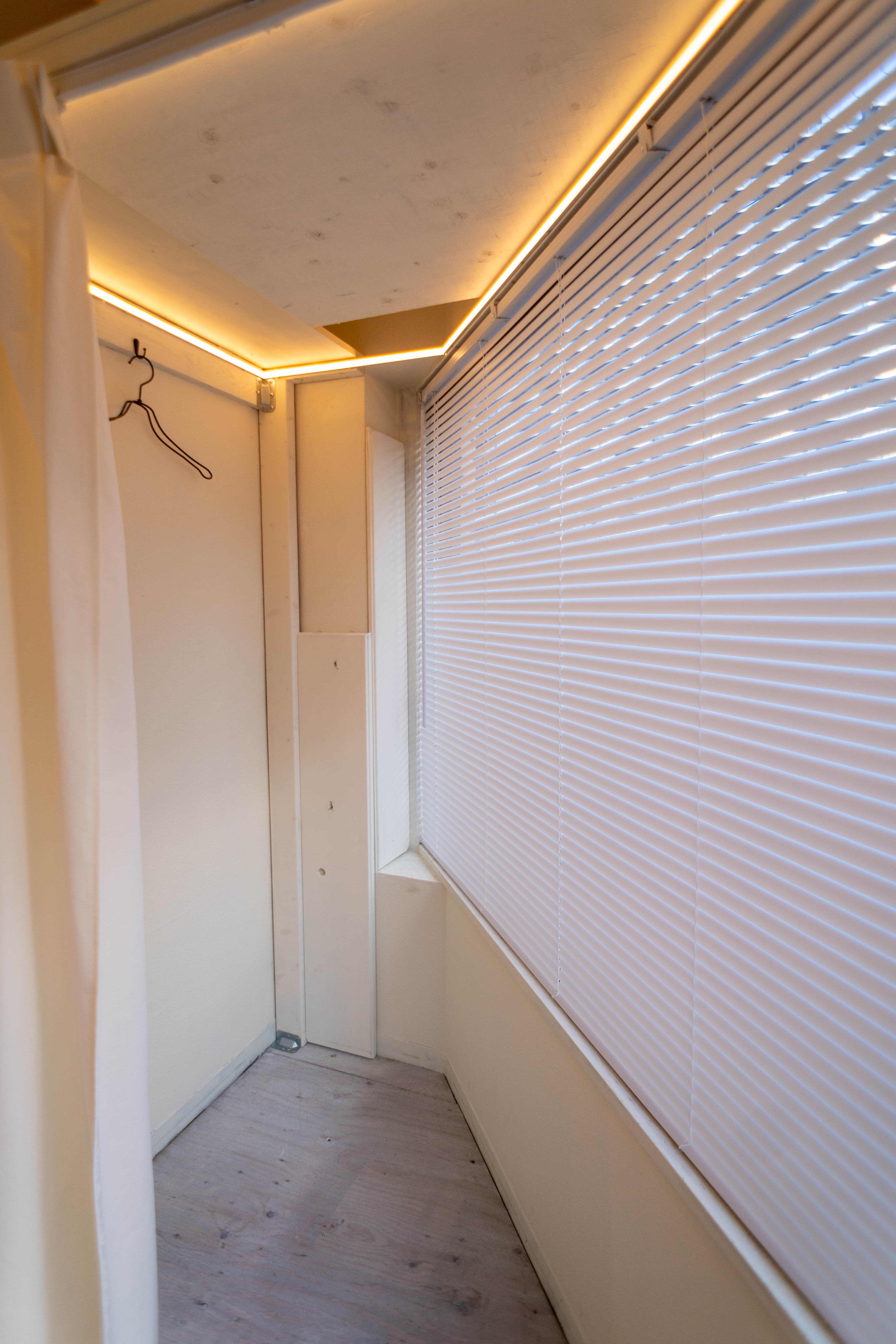 カーテン付き・LED 間接照明で雰囲気◎。