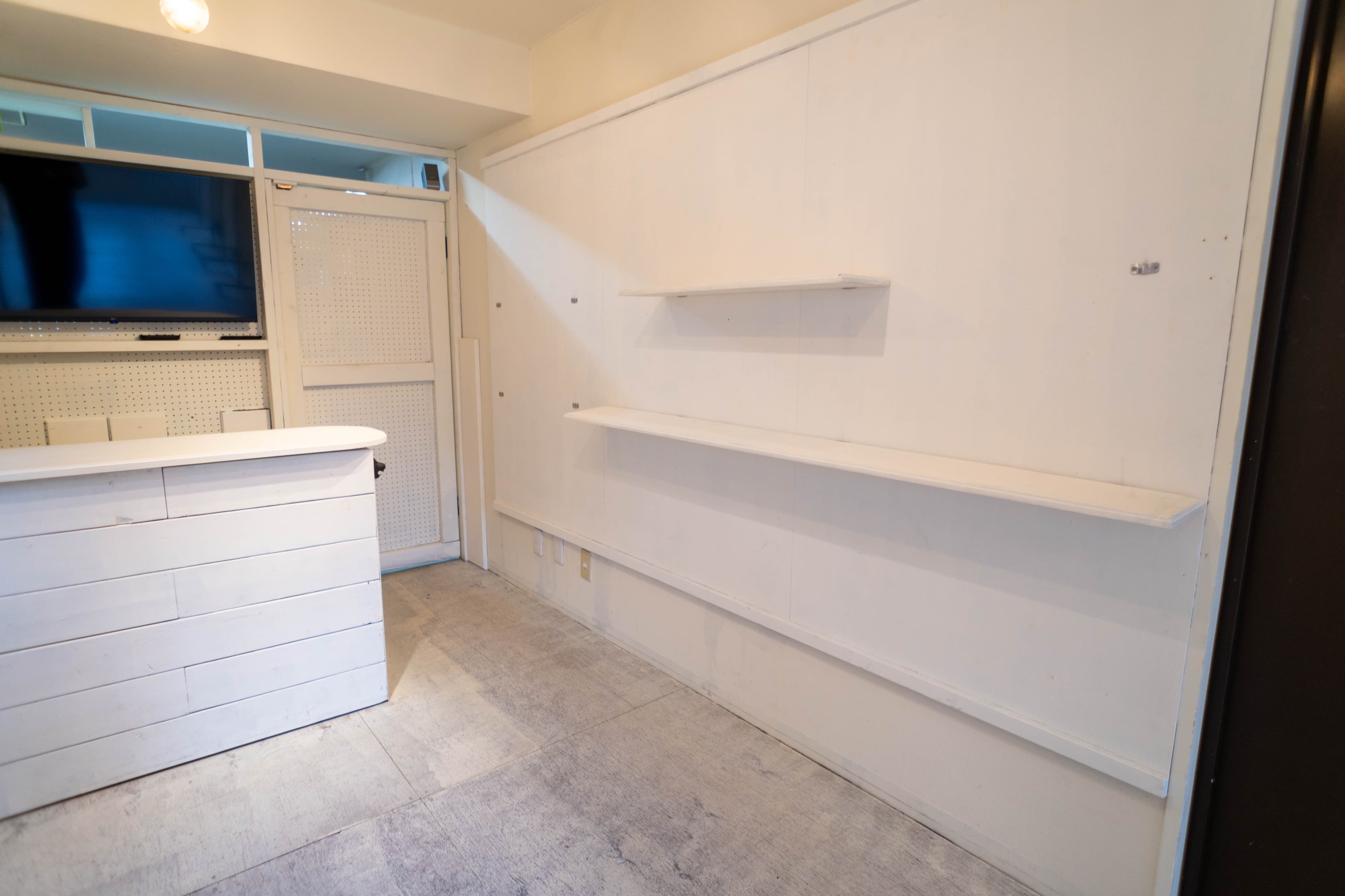 棚スペースも完備。ウェアから小物まで立体的に魅せる。