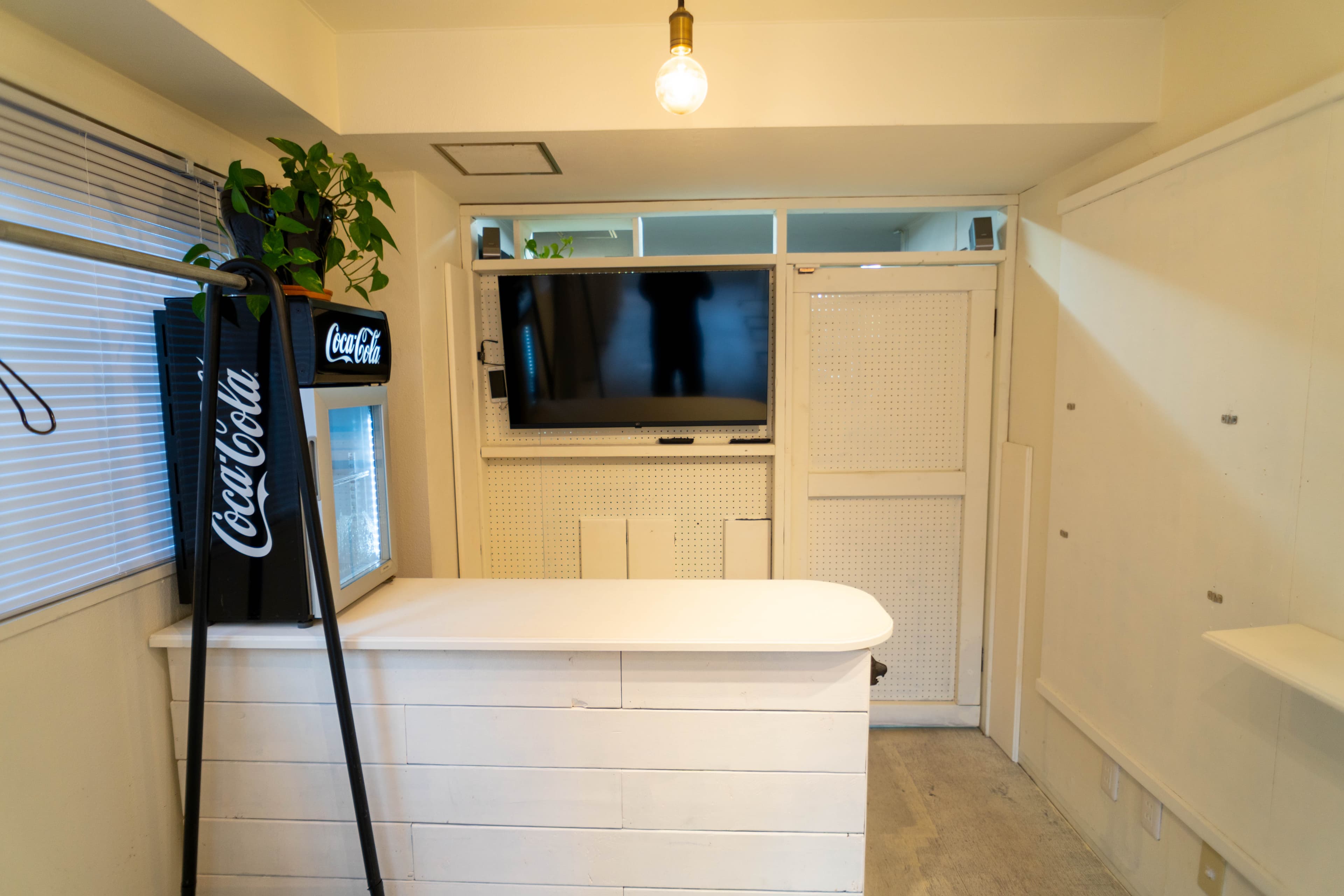 43″ 4K Google TV ― “動くルックブック” をその場で再生。1600mm×450mmのカウンターは、受付や物販ス