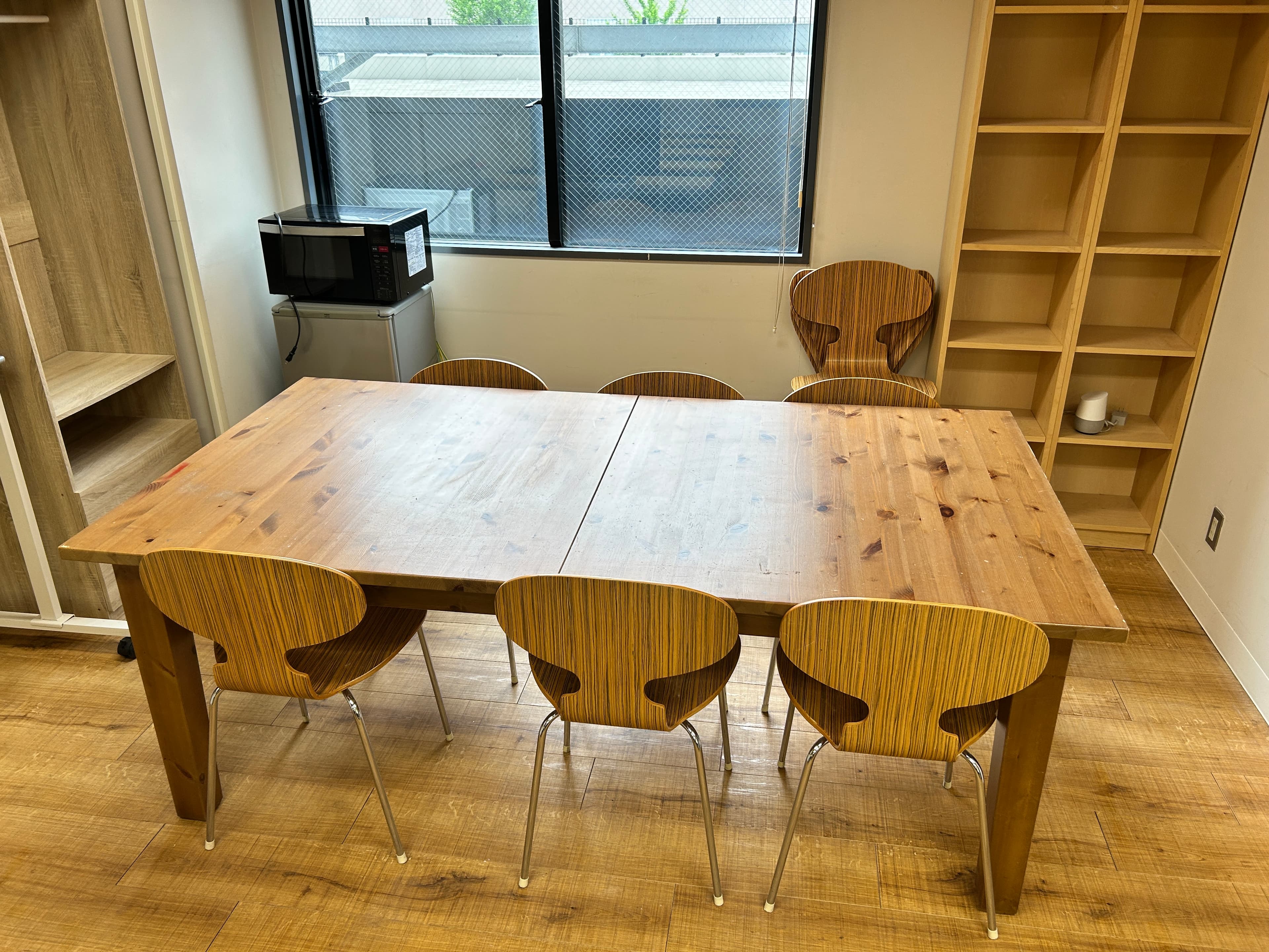 会議テーブルの他に作業テーブルも設置されています