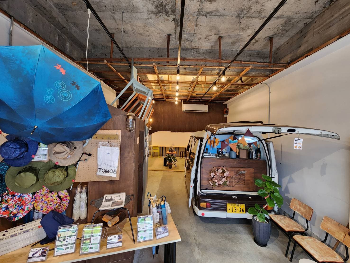 一番奥がフリースペース。手前がカフェスペースとクリエイターアイテムの陳列スペース