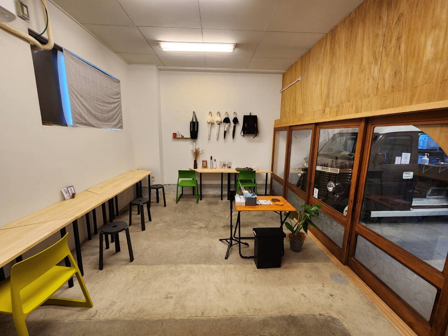 一番奥にフリースペース。台形の机で並べ方の組み合わせがいろいろできます。