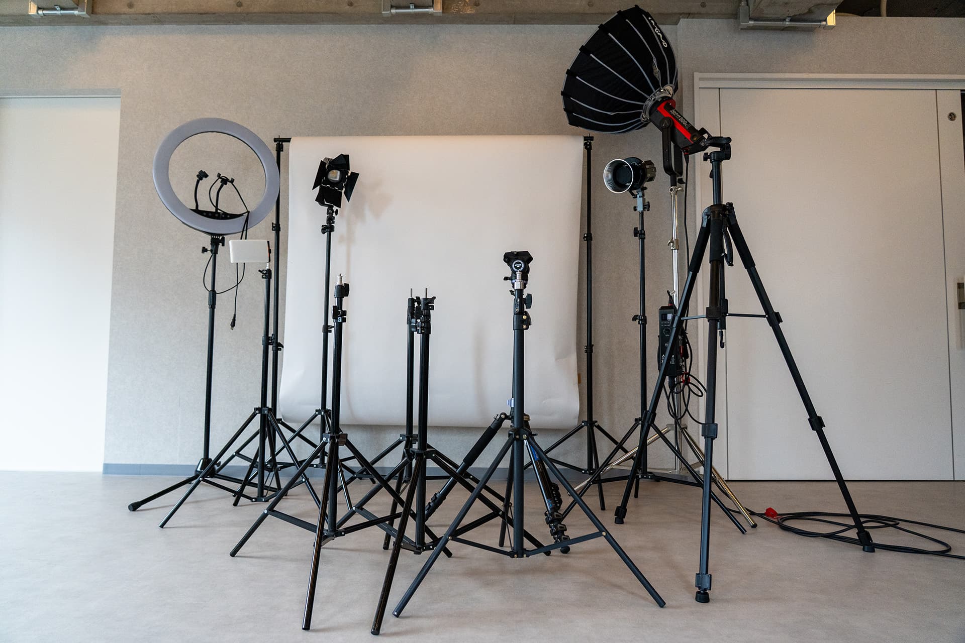 プロ用ライト(Aputure C300D II)、その他ライト3種、三脚、背景紙などの本格的な撮影機材一式。 ※有料オプション申