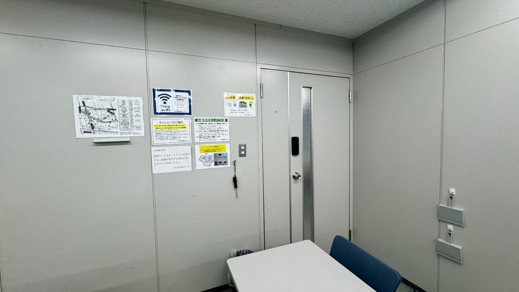 【電気は室内入口付近にございます】